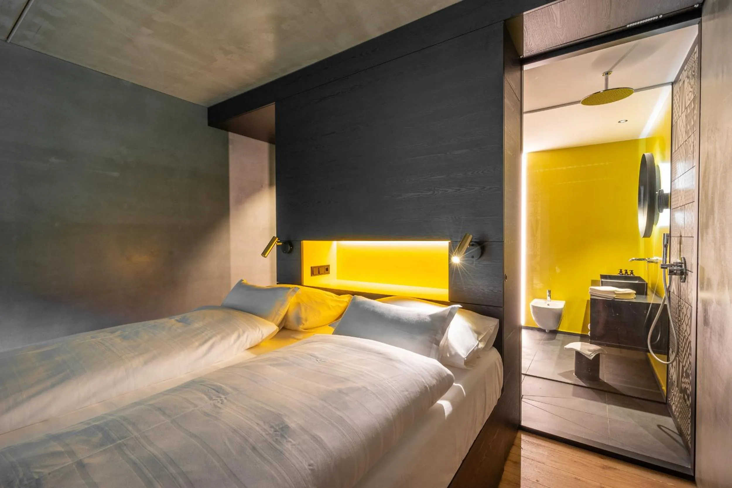 Shower, Bed in Prinz Rudolf Smart Hotel