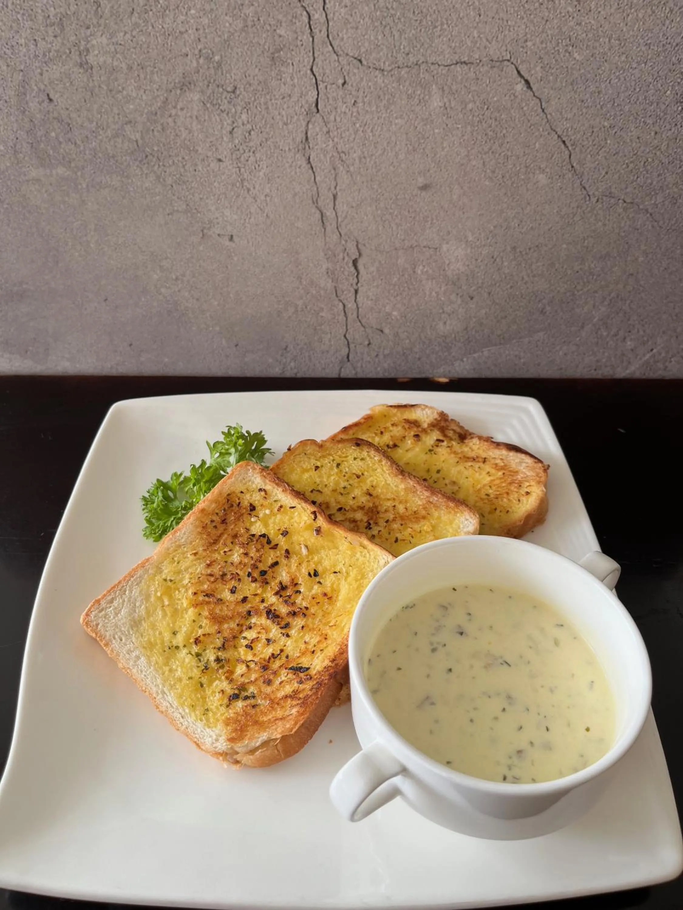 Restaurant/places to eat in Batam Harbour Boutique Hotel & Spa