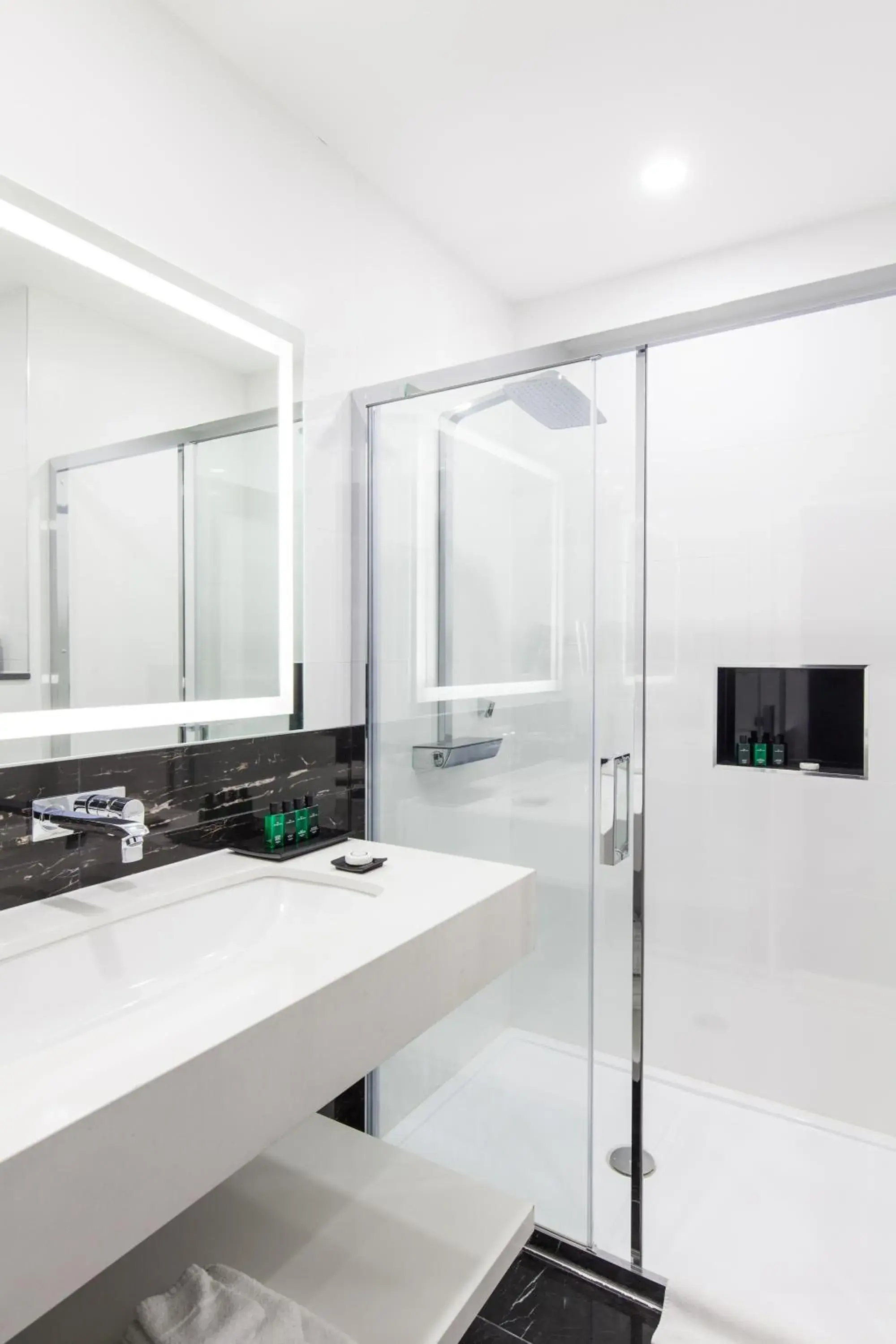 Quadruple Room in Montcalm Royal London House, London City Quadruple Room in Montcalm Royal London House, London City