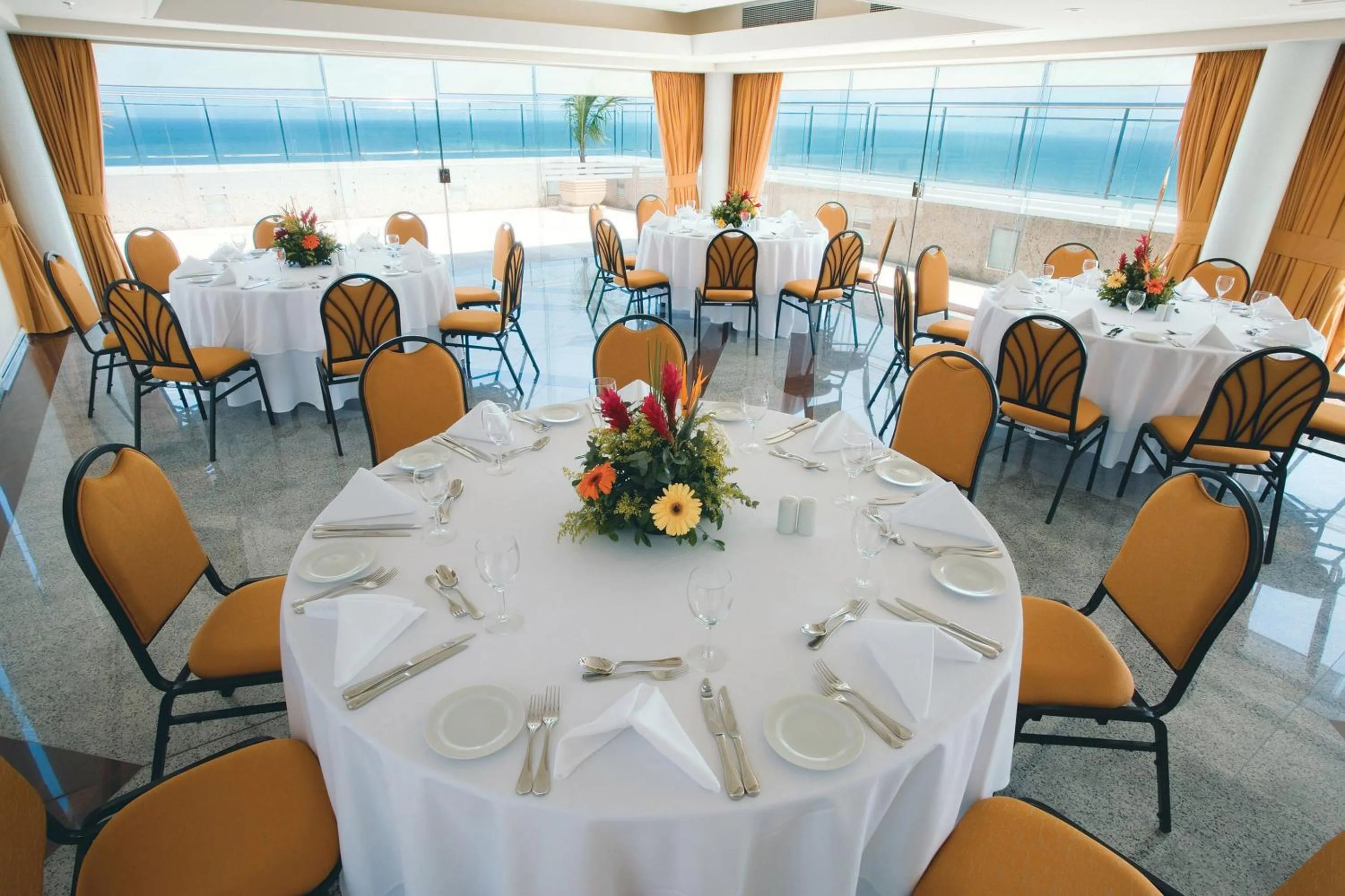 Restaurant/places to eat in Windsor Barra Hotel