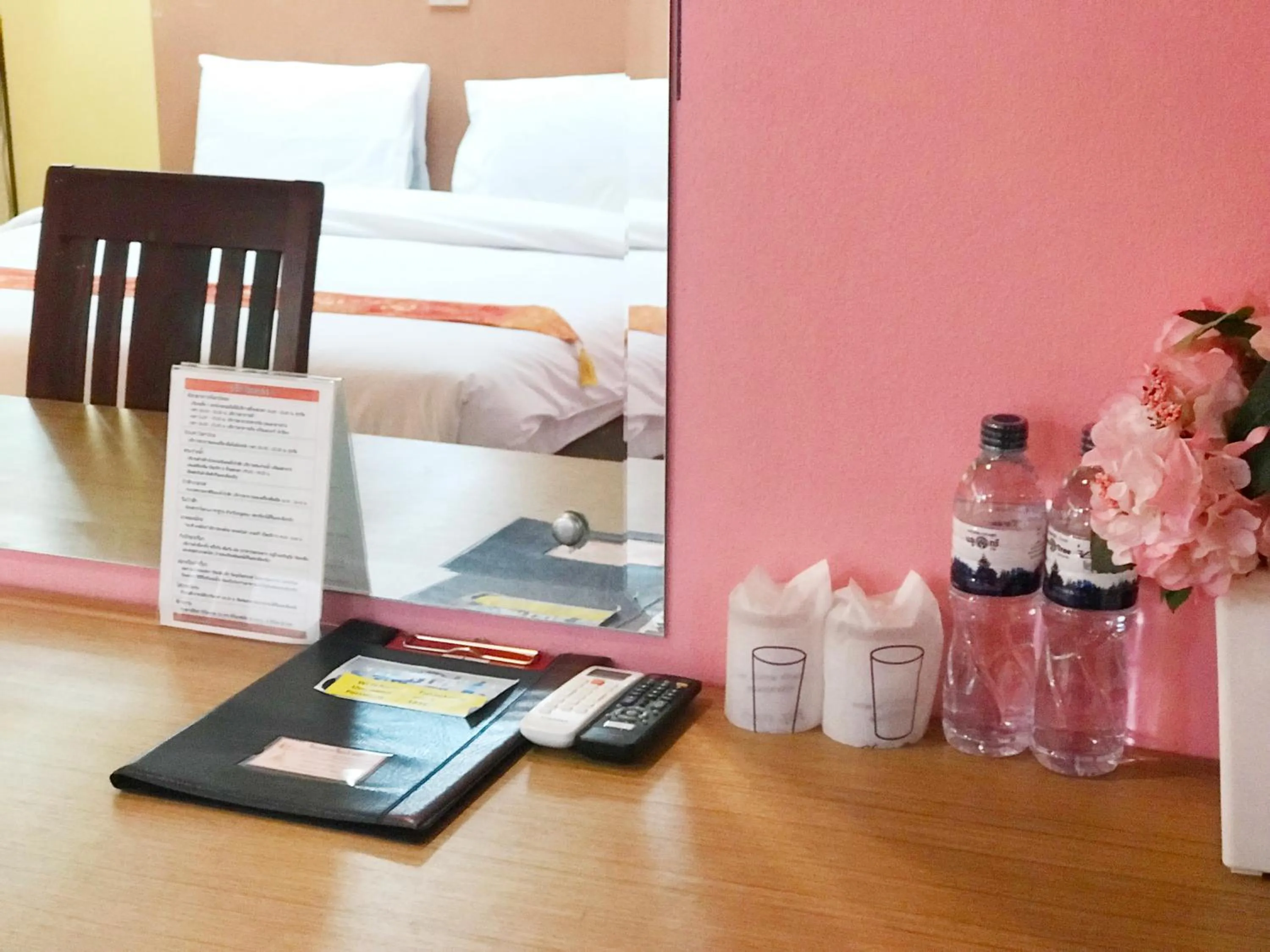 Drinks, Bed in Toh Buk Seng Ayutthaya Hotel