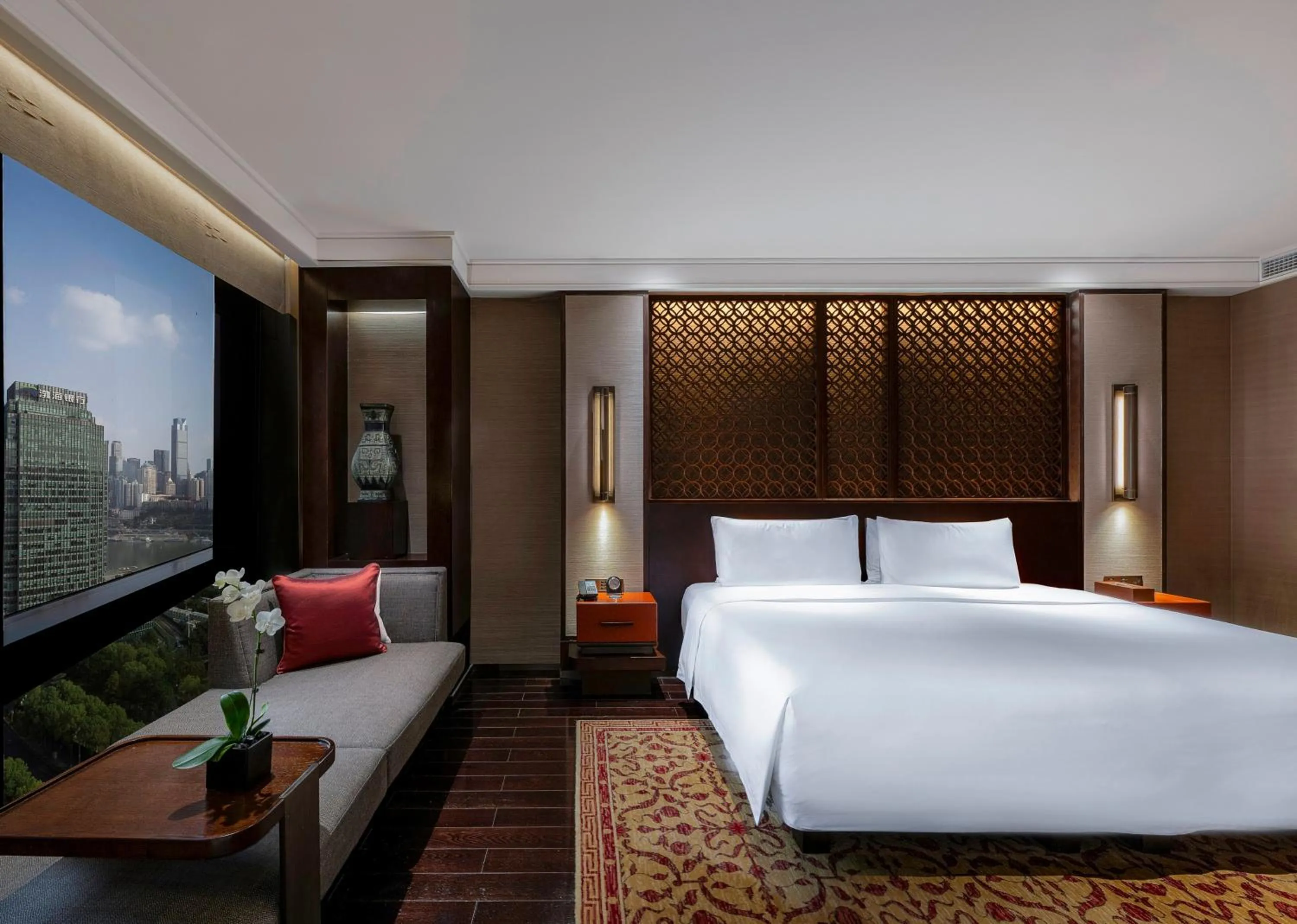 Photo of the whole room, Bed in Regent Chongqing