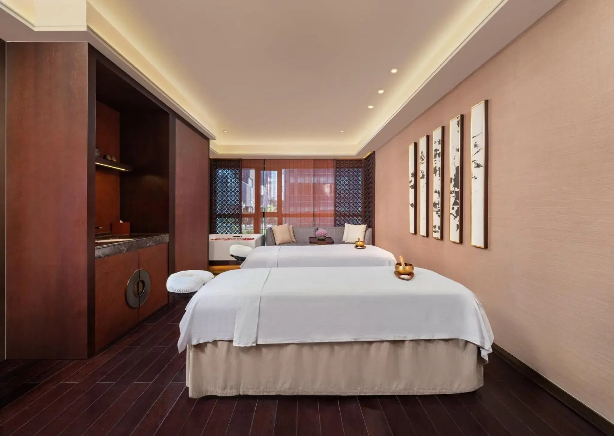 Spa and wellness centre/facilities, Bed in Regent Chongqing - Complimentary 1st round mini bar daily Spa and wellness centre/facilities, Bed in Regent Chongqing - Complimentary 1st round mini bar daily