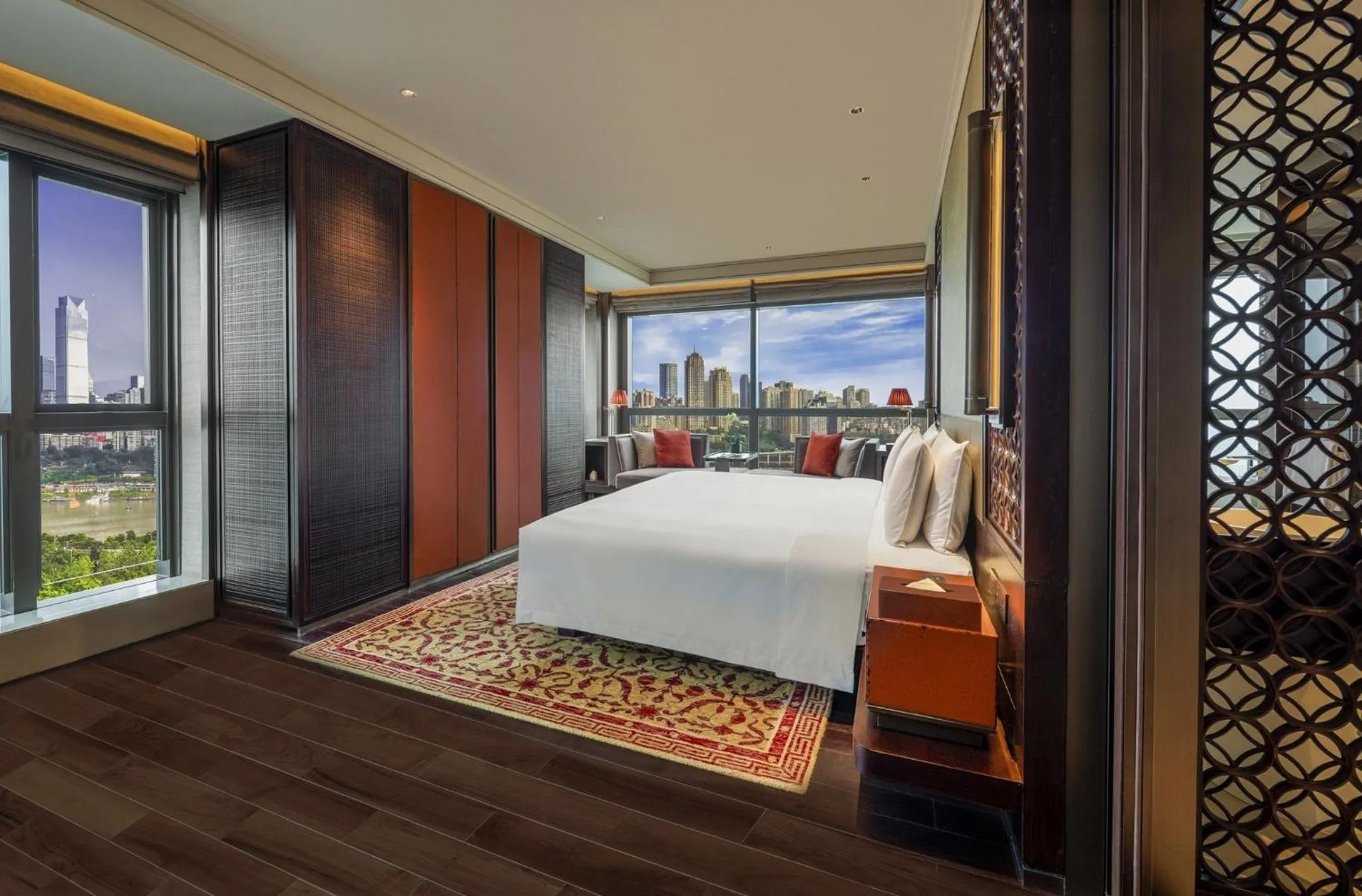 Photo of the whole room, Bed in Regent Chongqing