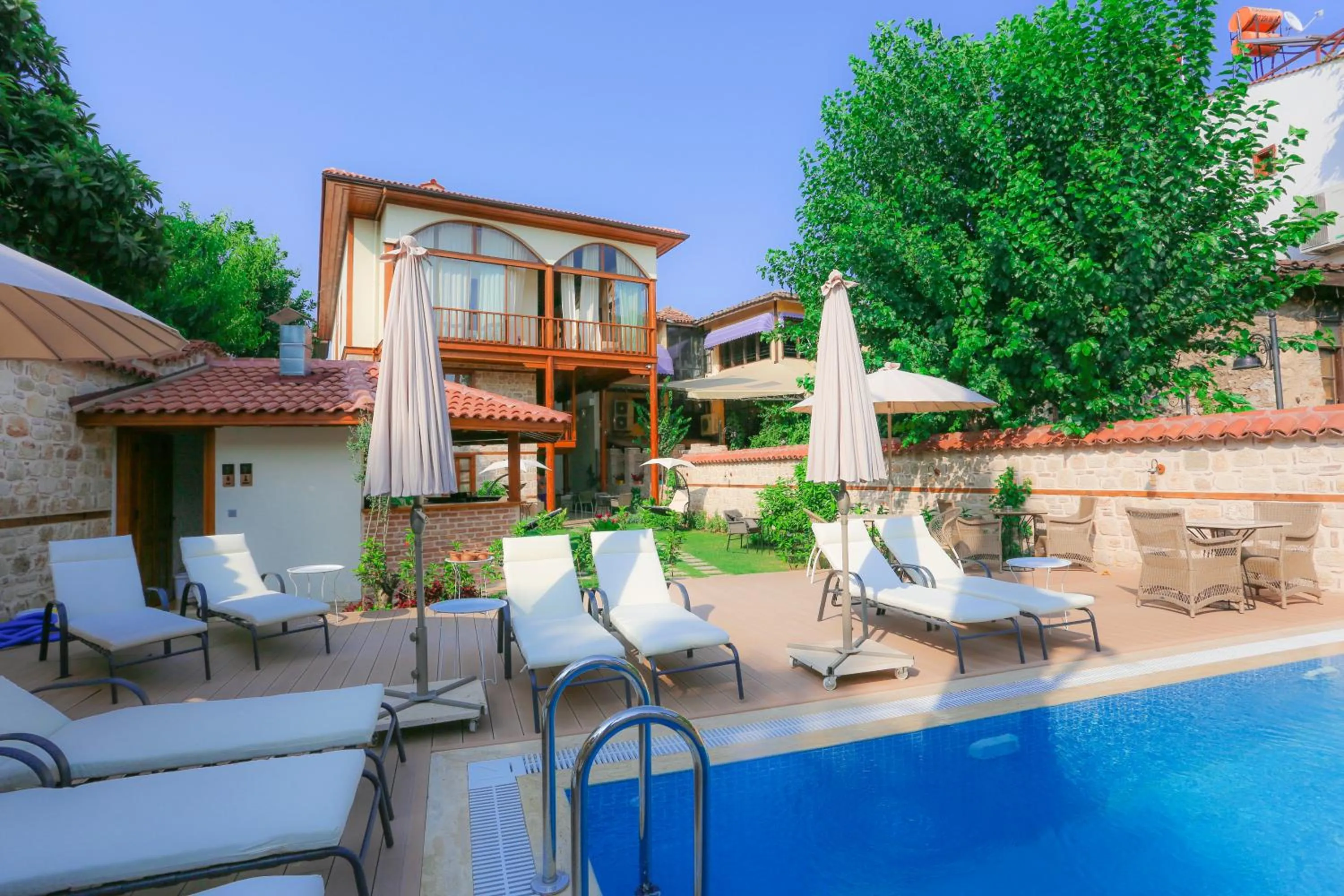 Pool view in Char Me Hotel