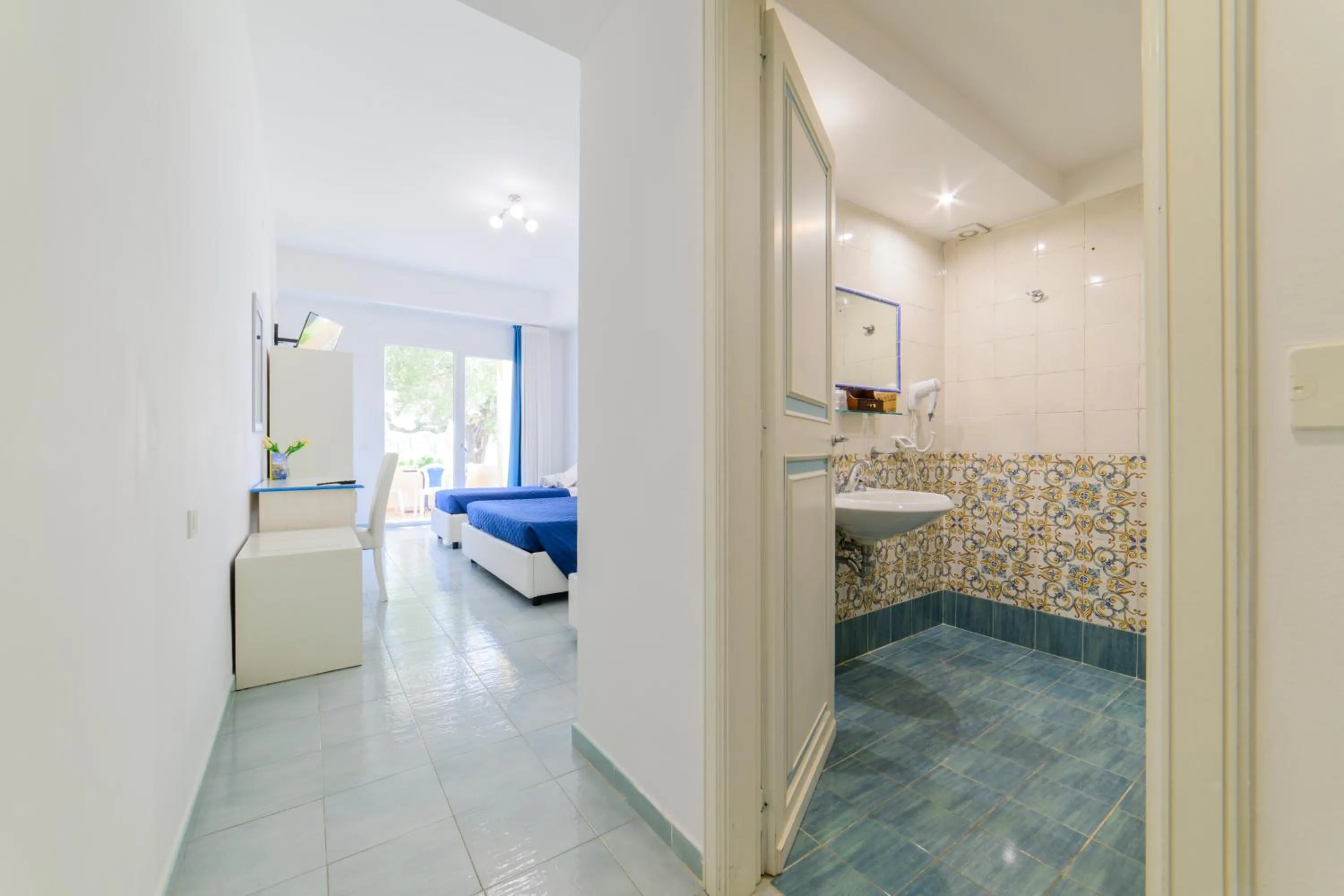 Photo of the whole room, Bed in Hotel America