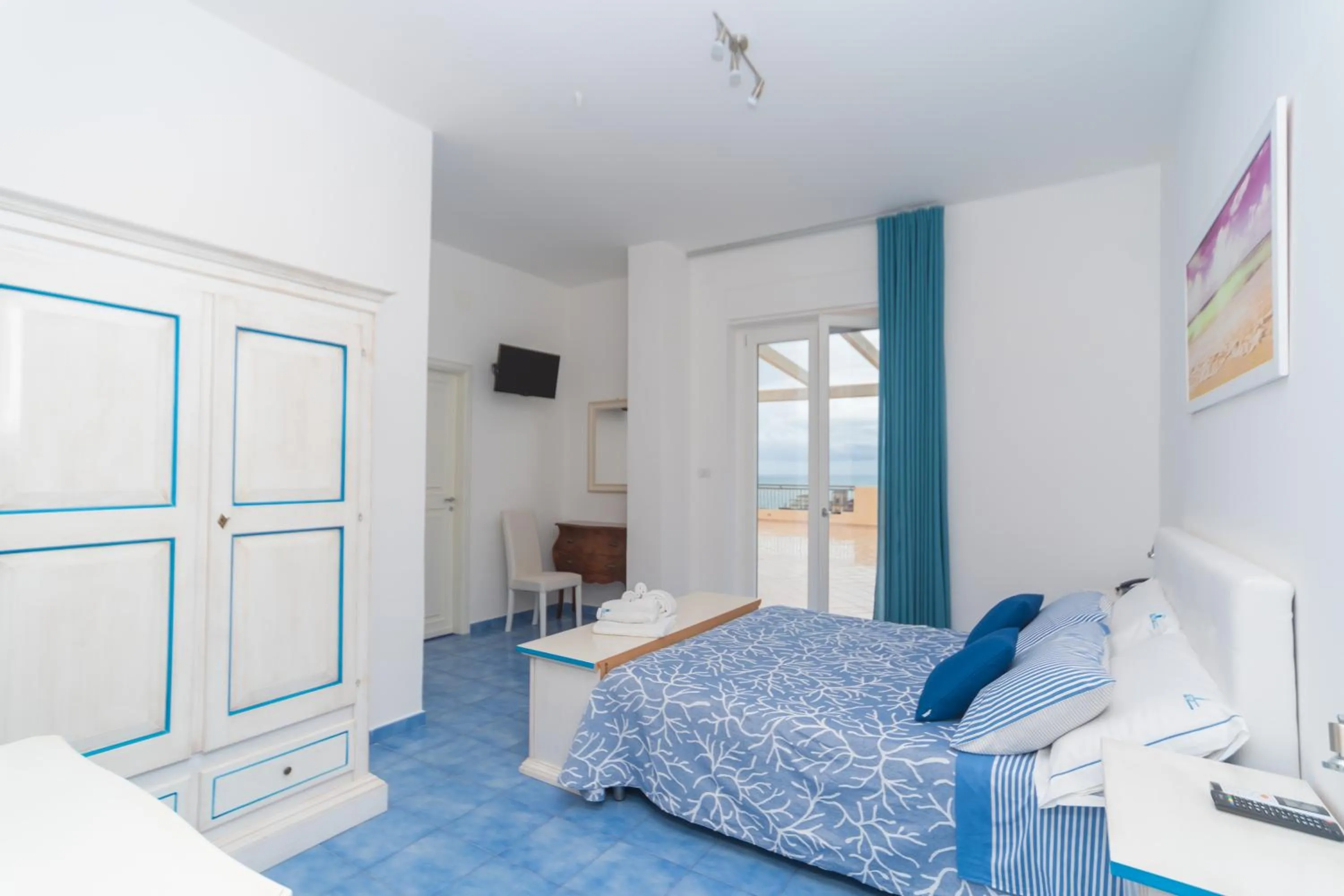 Photo of the whole room, Bed in Hotel America