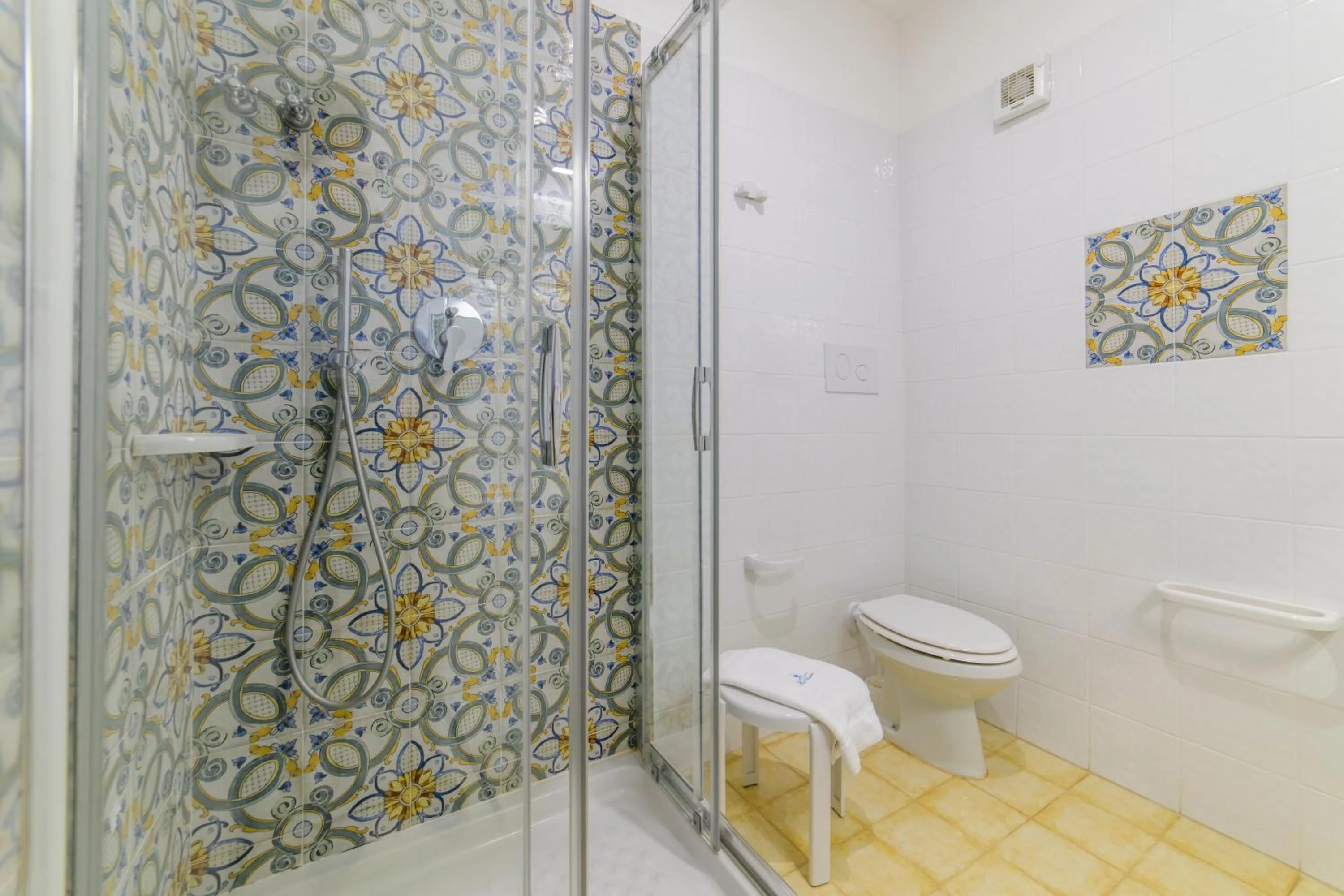 Shower in Hotel America