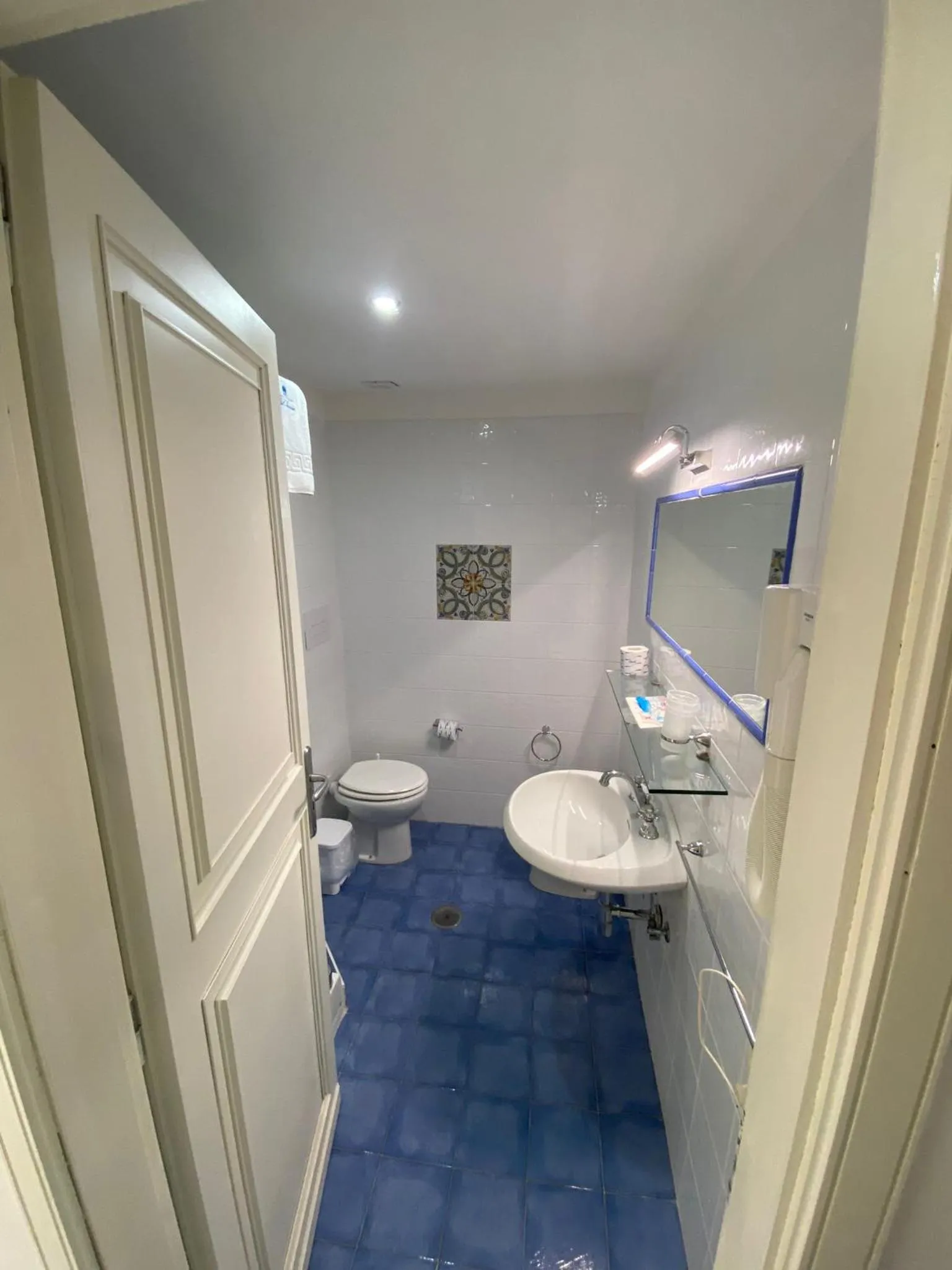 Shower in Hotel America