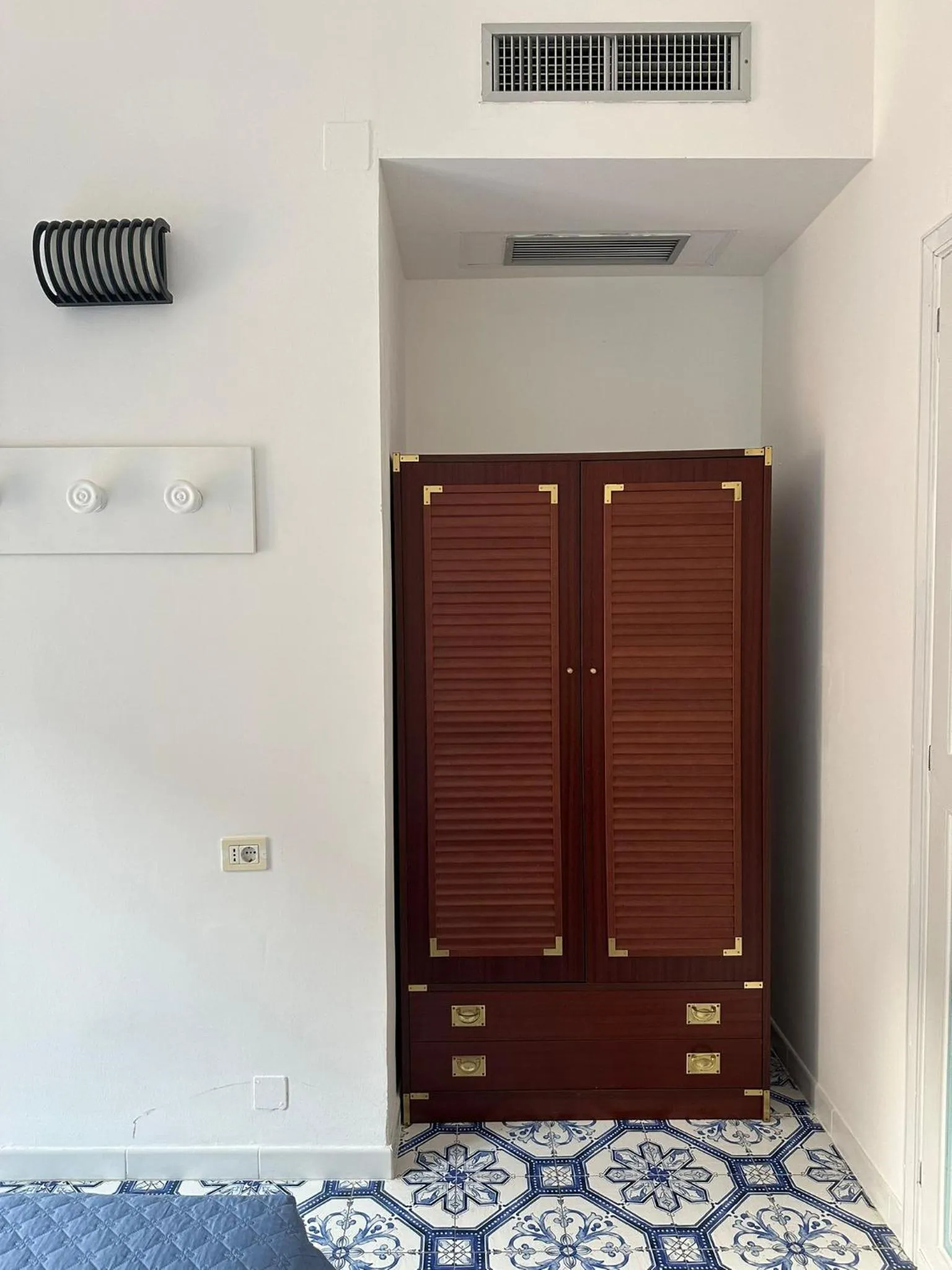 wardrobe in Hotel America