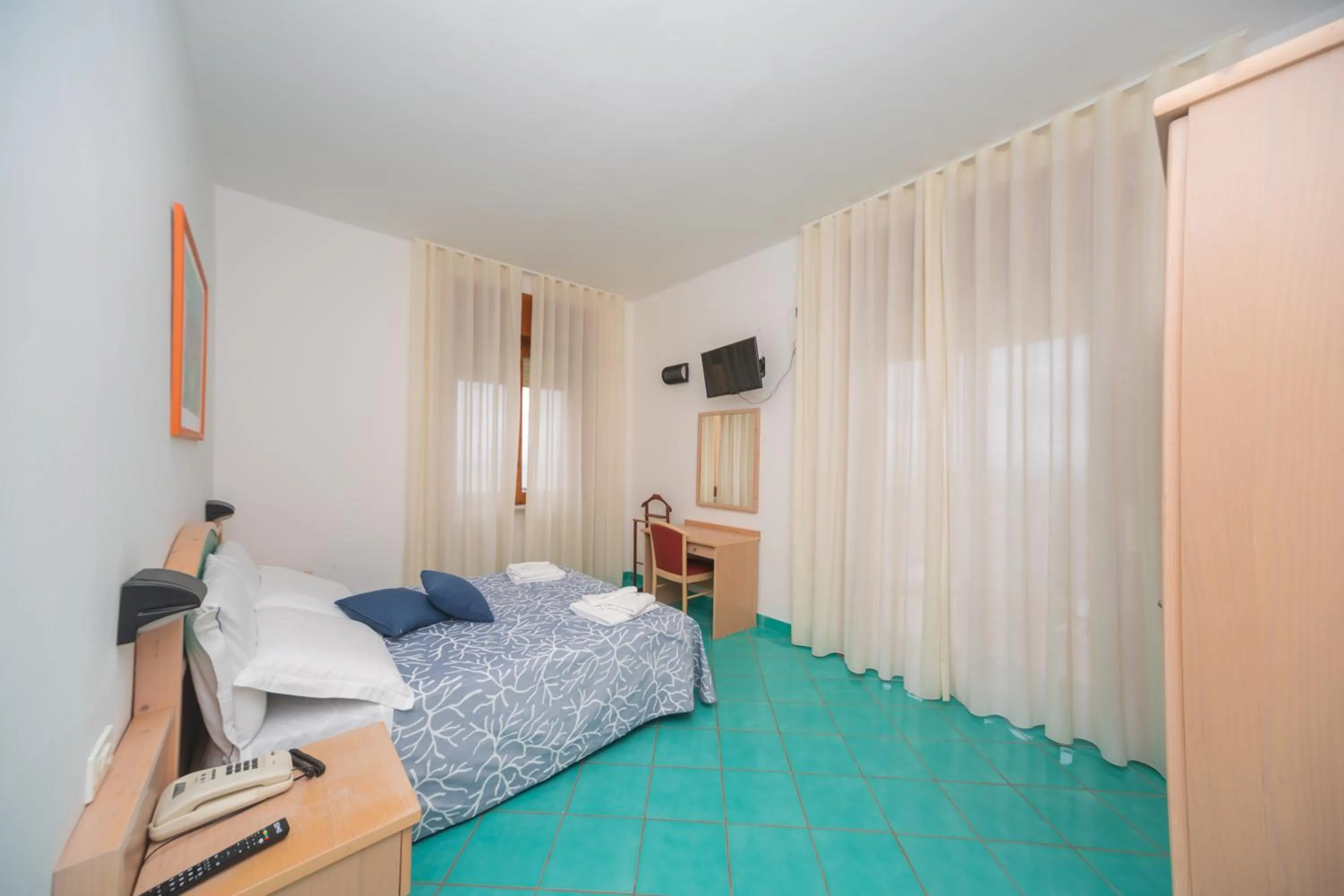 Photo of the whole room, Bed in Hotel America