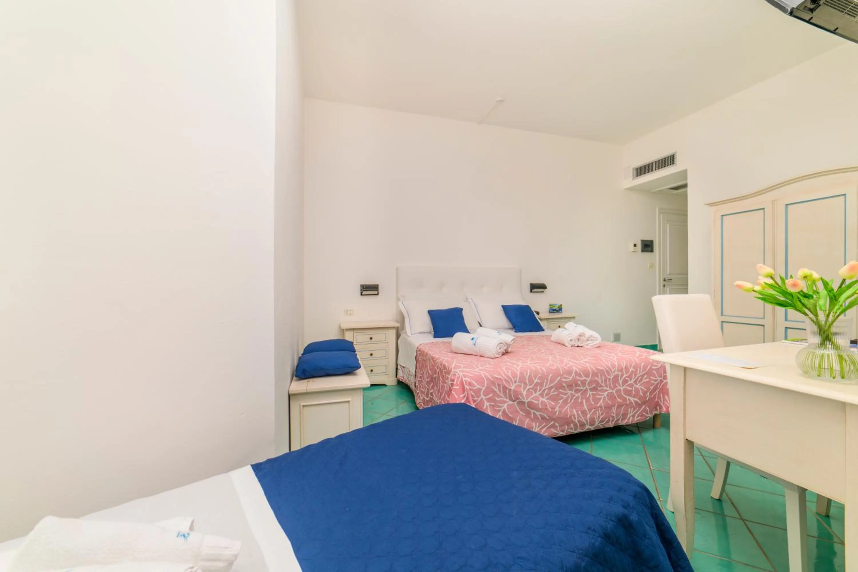 Photo of the whole room, Bed in Hotel America