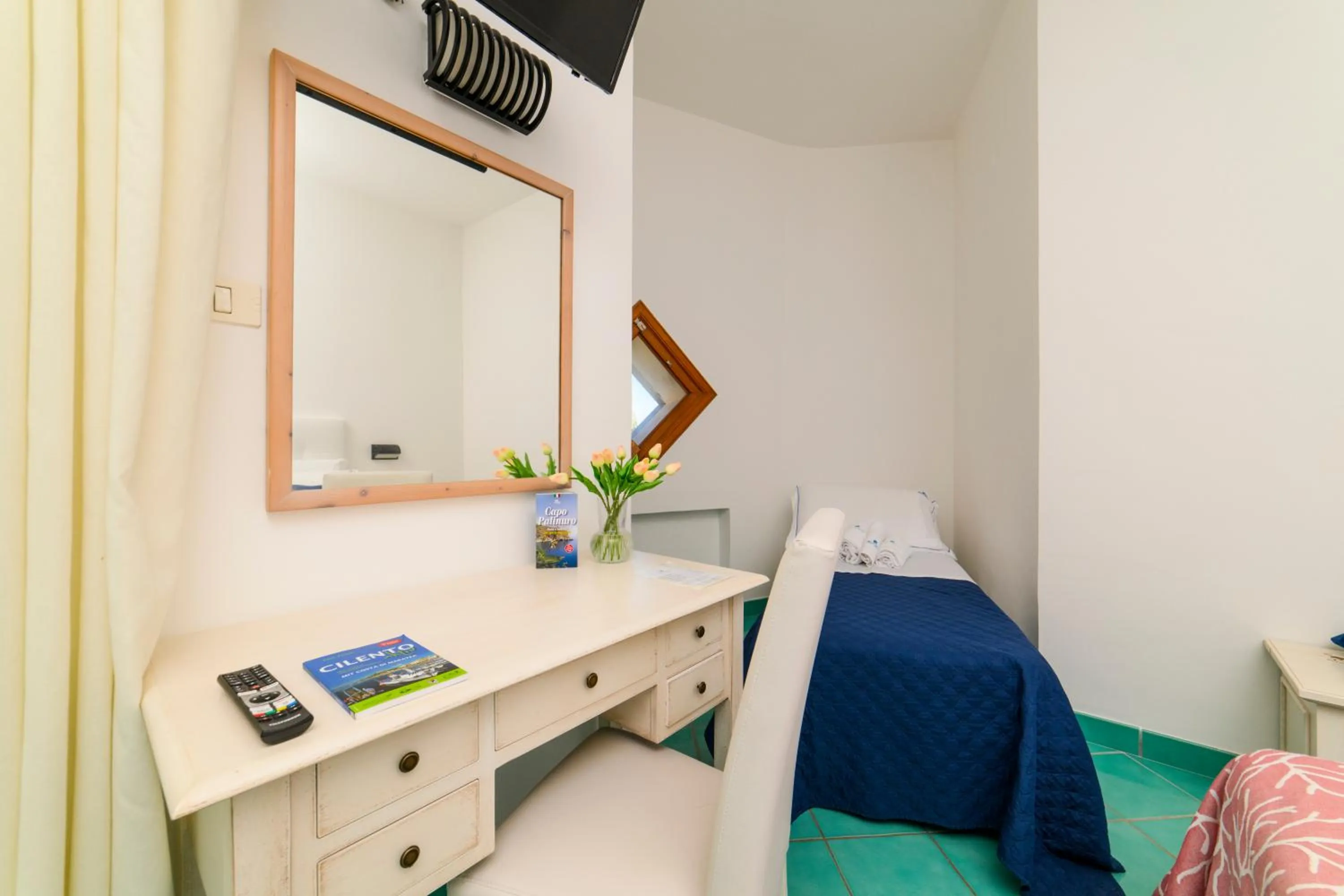 Photo of the whole room in Hotel America