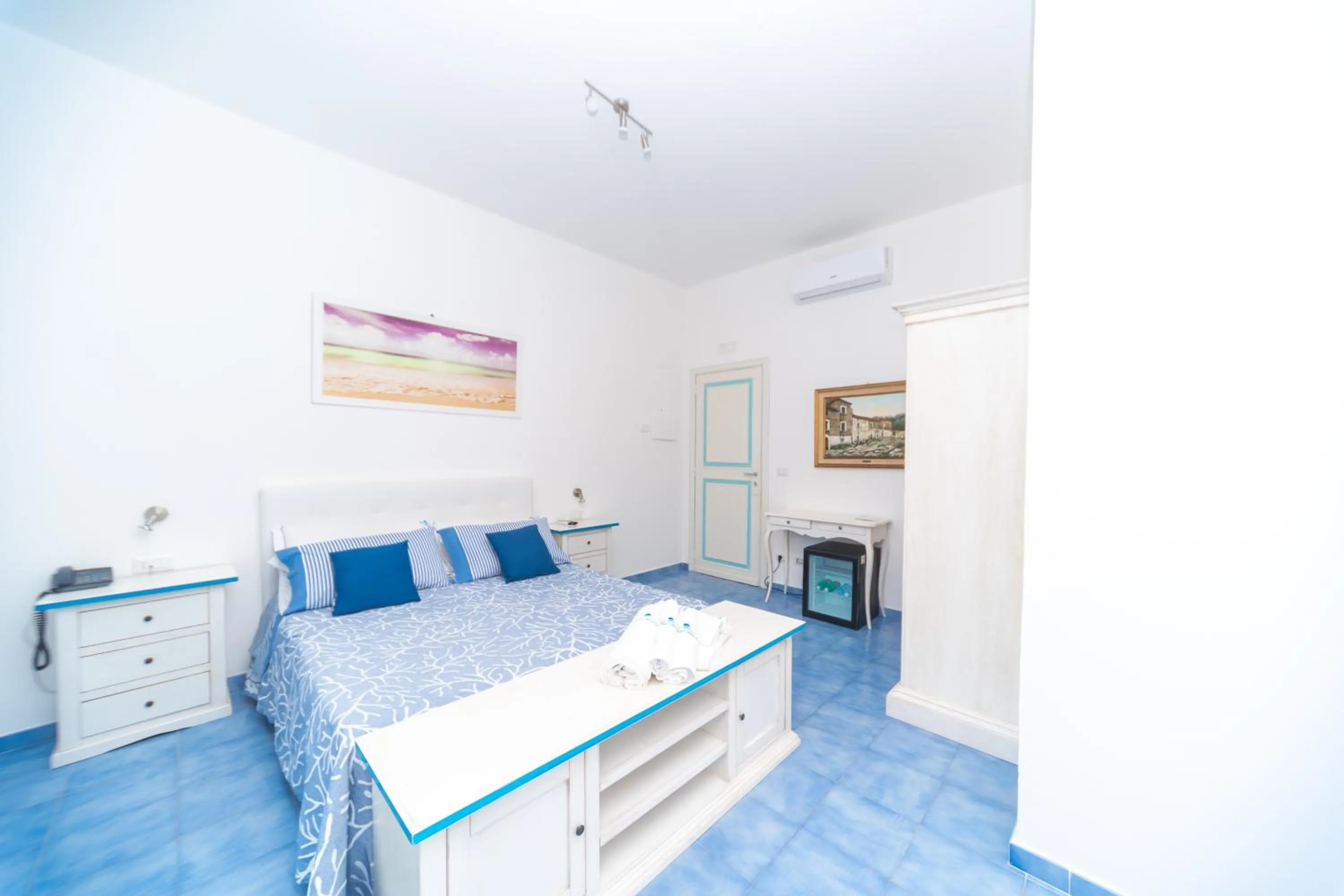 Photo of the whole room, Bed in Hotel America