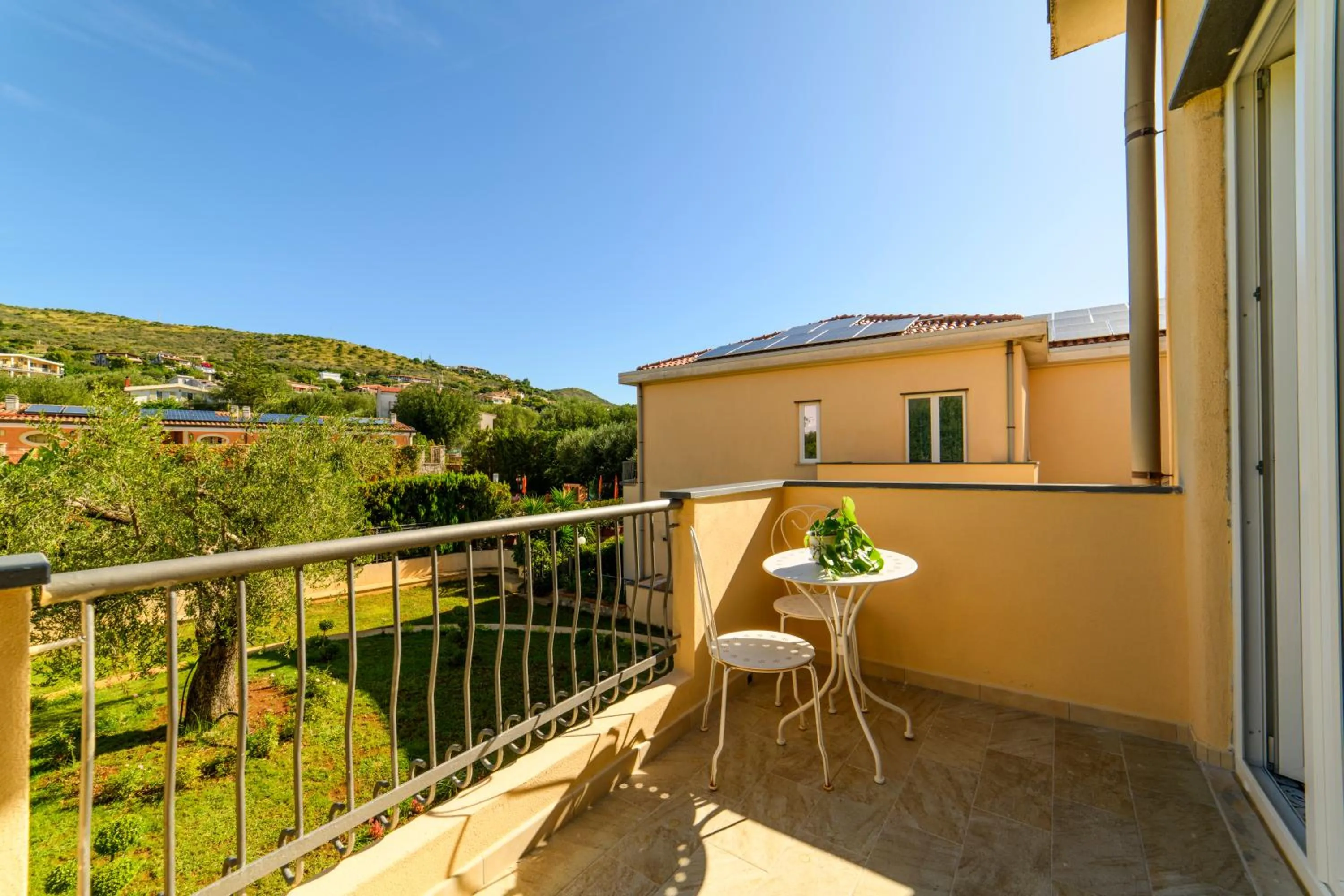 Garden view in Hotel America