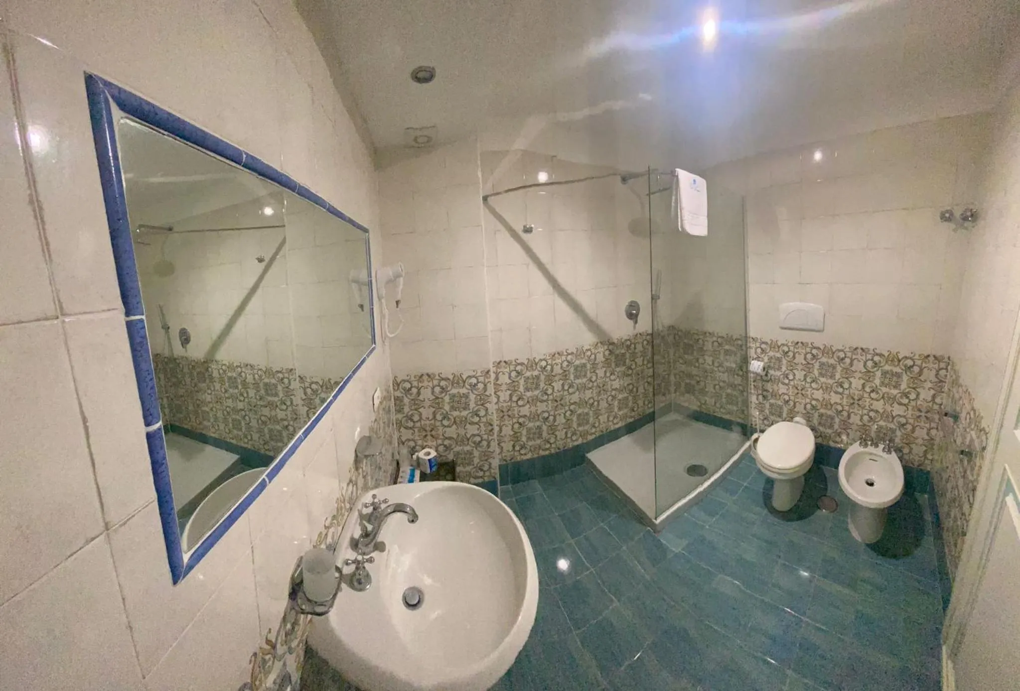 Shower in Hotel America