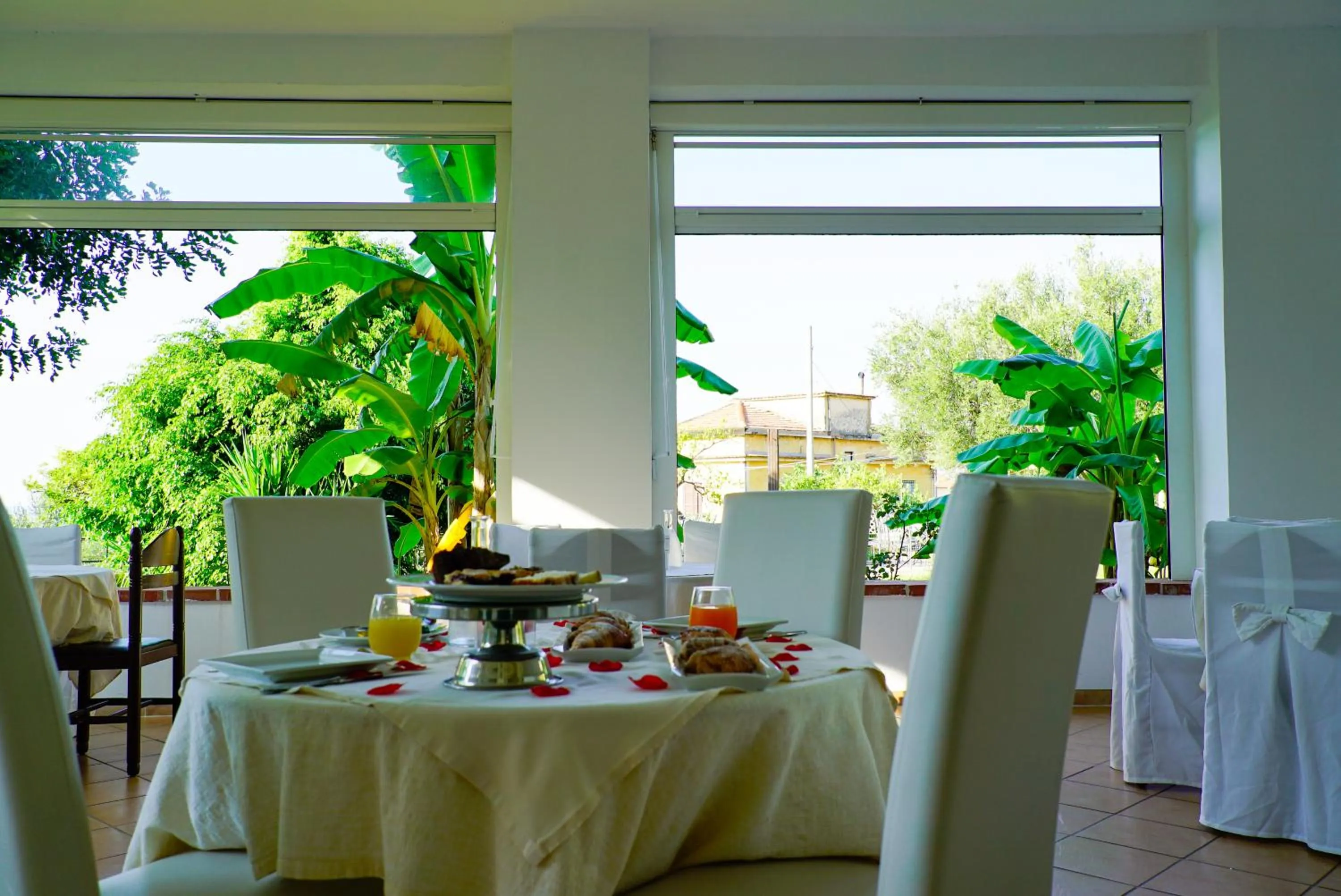 Restaurant/places to eat in Hotel America