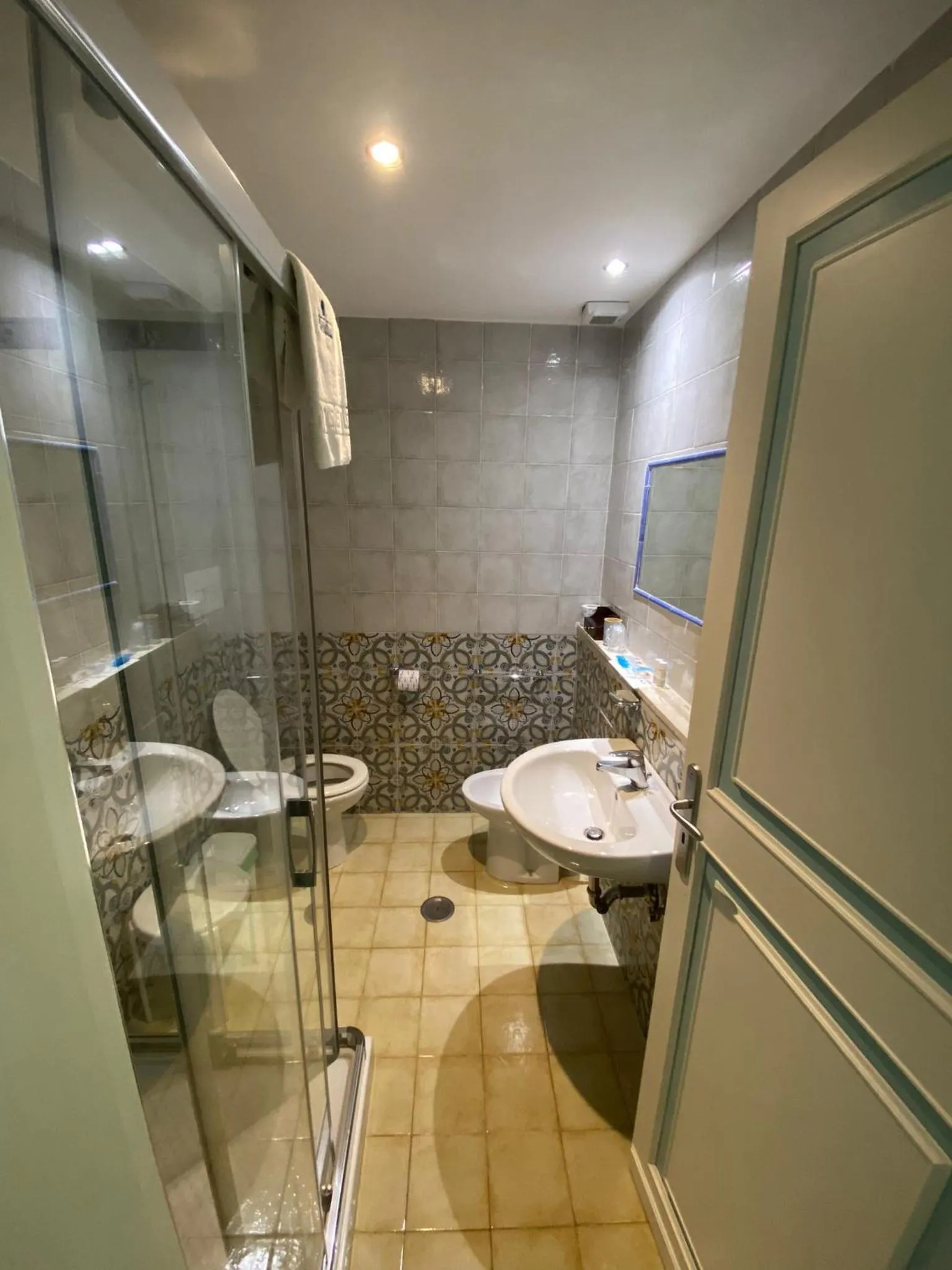 Shower in Hotel America