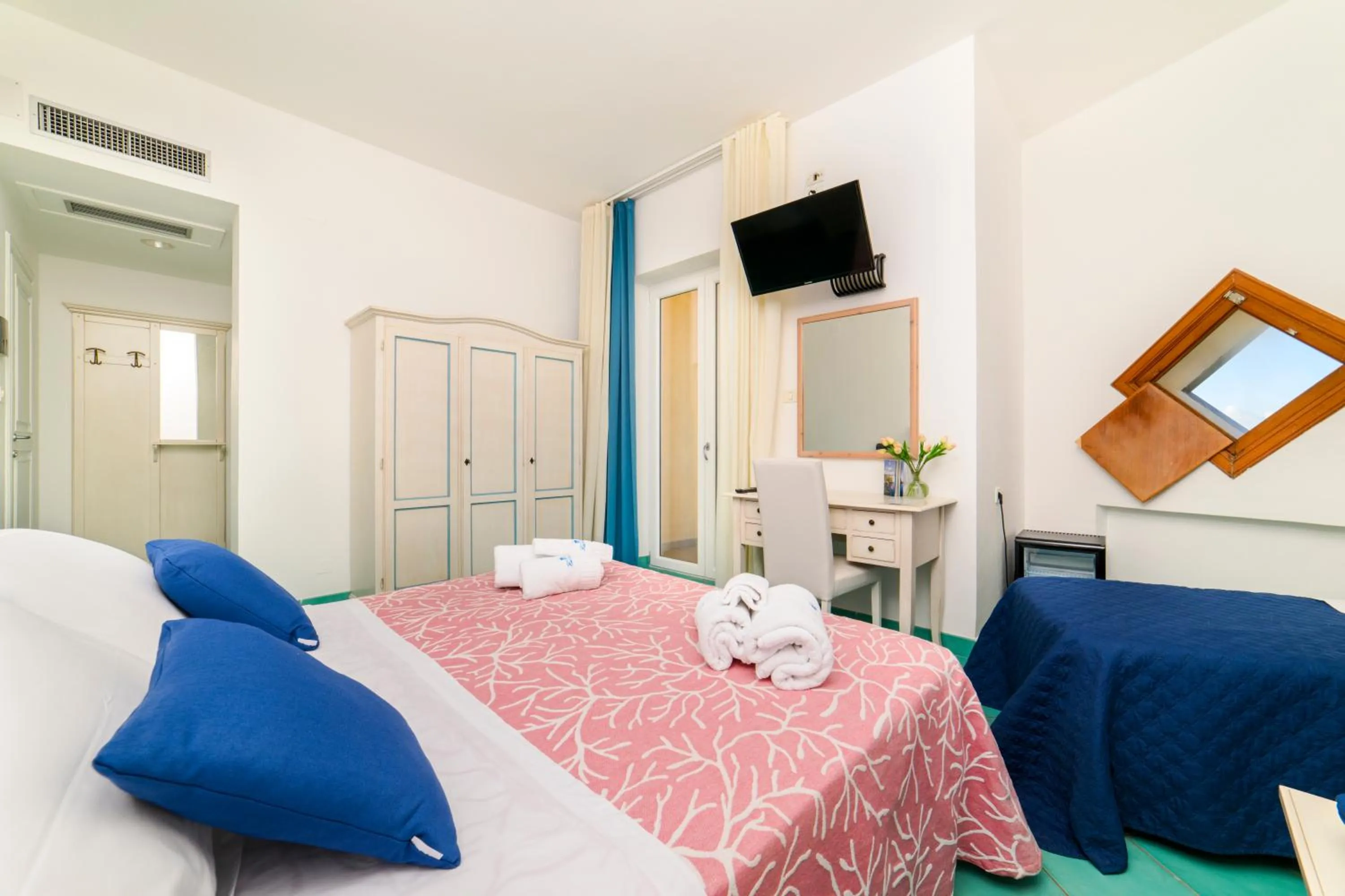 Photo of the whole room, Bed in Hotel America