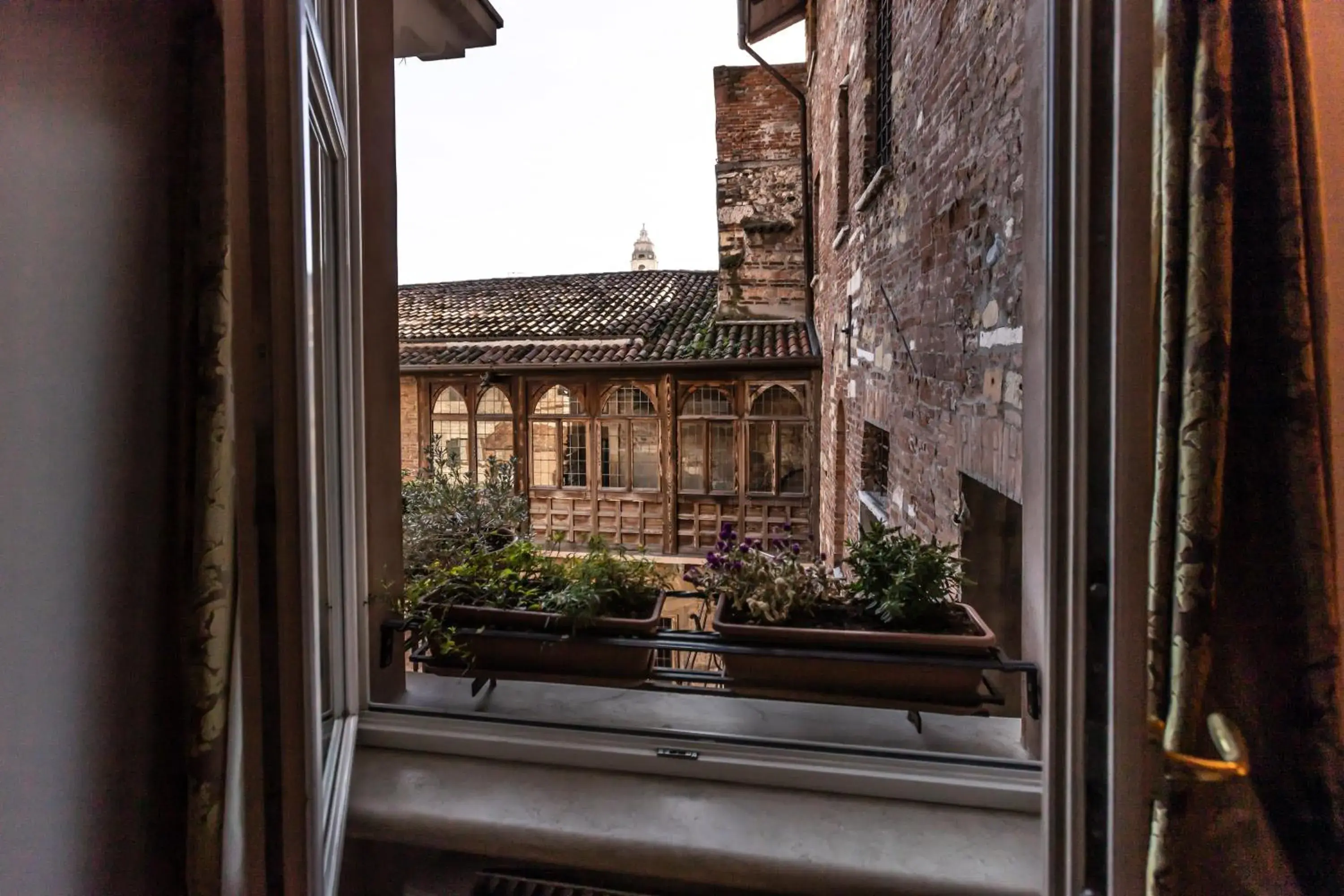 Inner courtyard view in Relais Balcone di Giulietta Inner courtyard view in Relais Balcone di Giulietta
