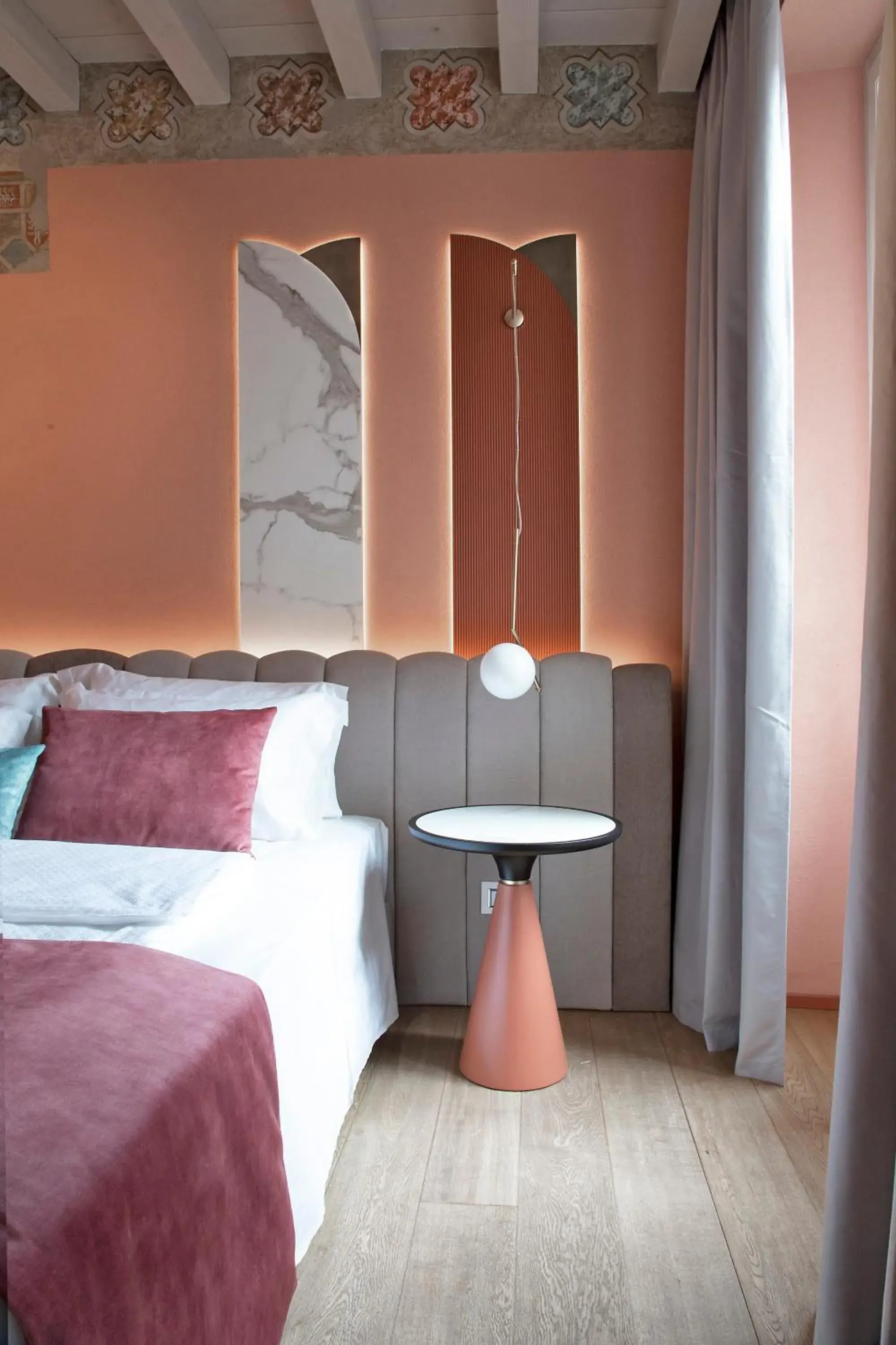 Photo of the whole room, Bed in Relais Balcone di Giulietta Photo of the whole room, Bed in Relais Balcone di Giulietta