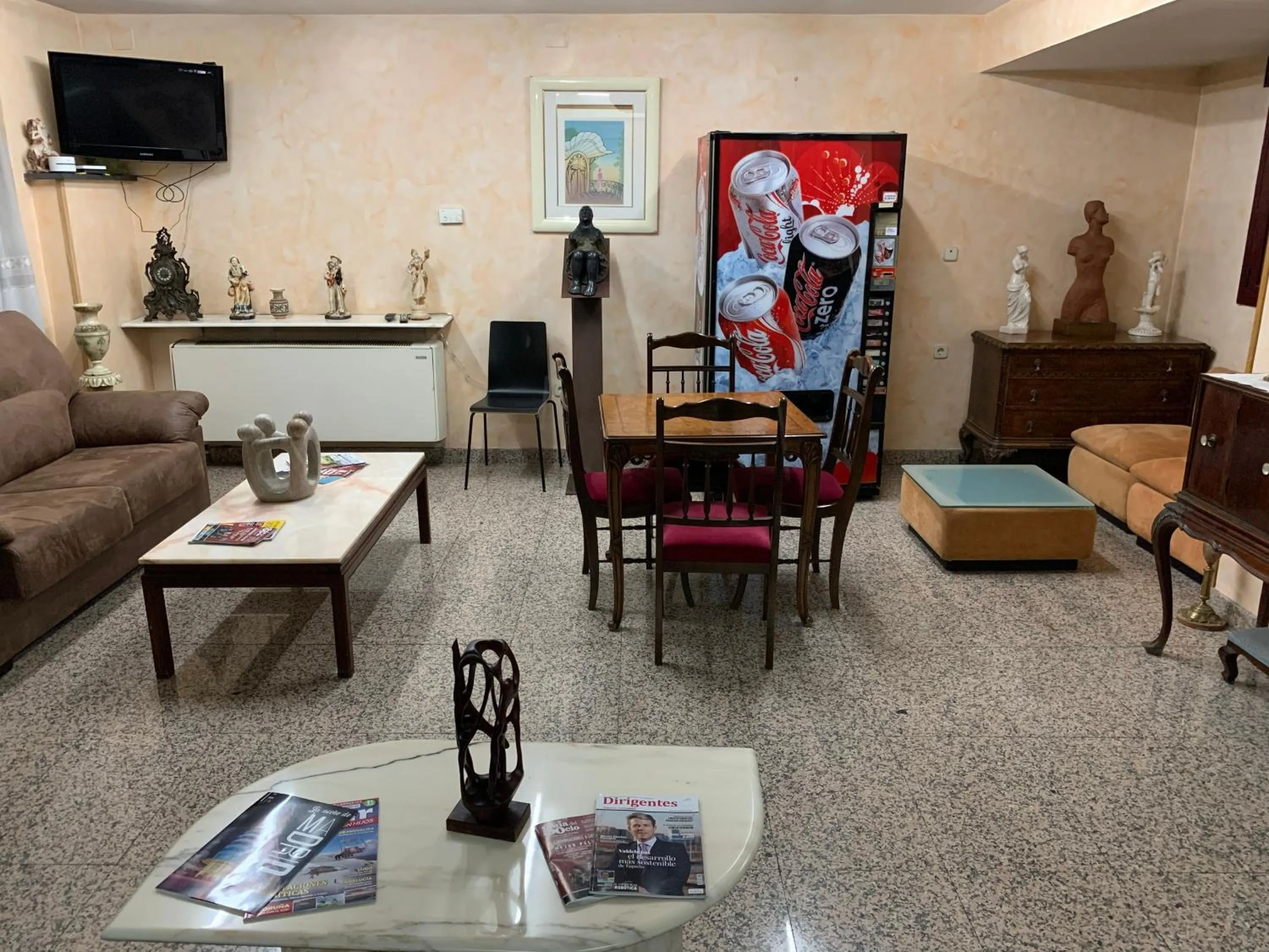 Communal lounge/ TV room in Hostal Juan XXIII