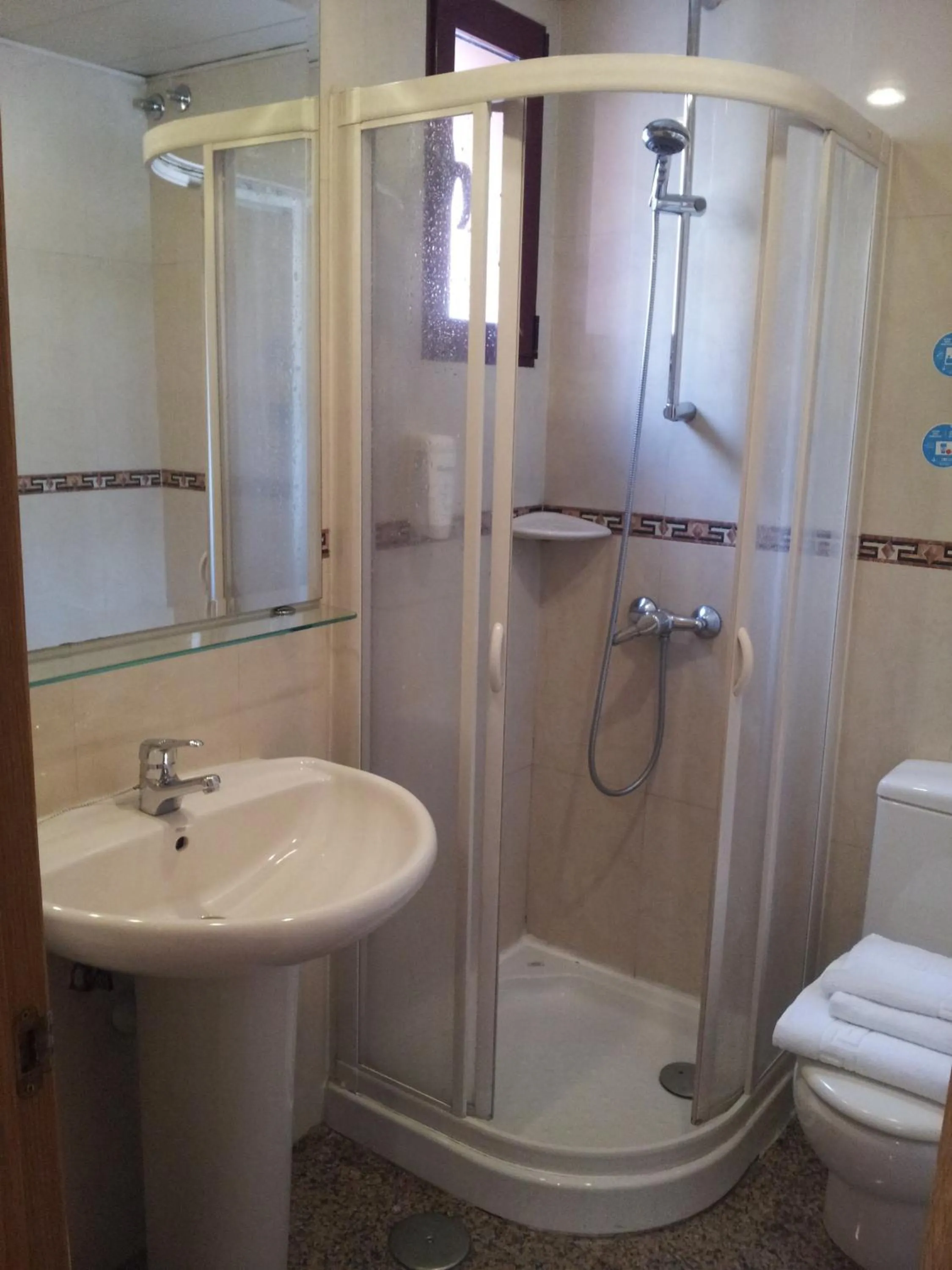 Shower in Hostal Juan XXIII