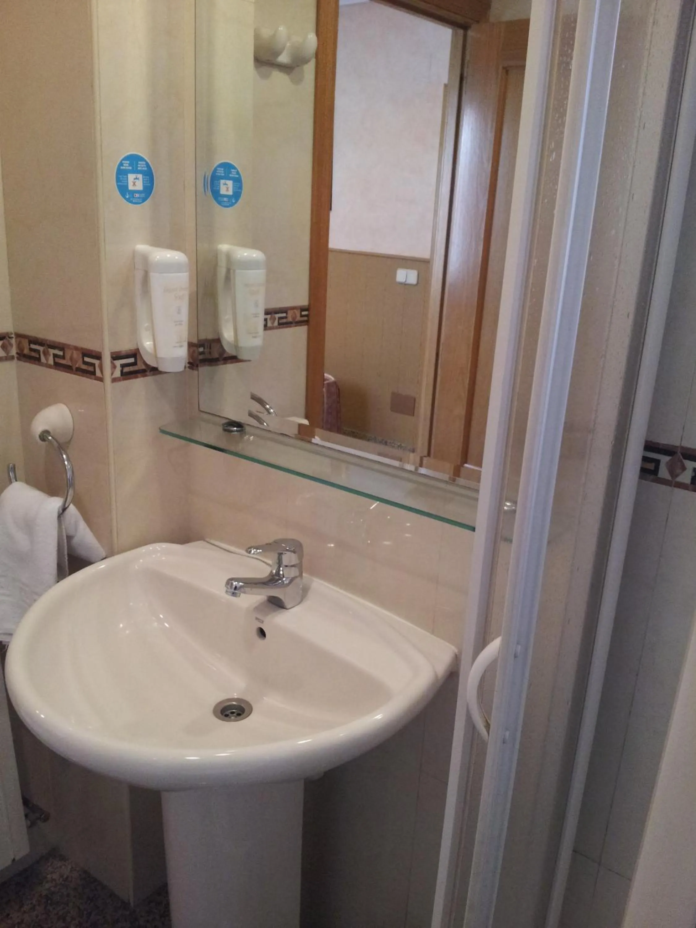 Toilet in Hostal Juan XXIII