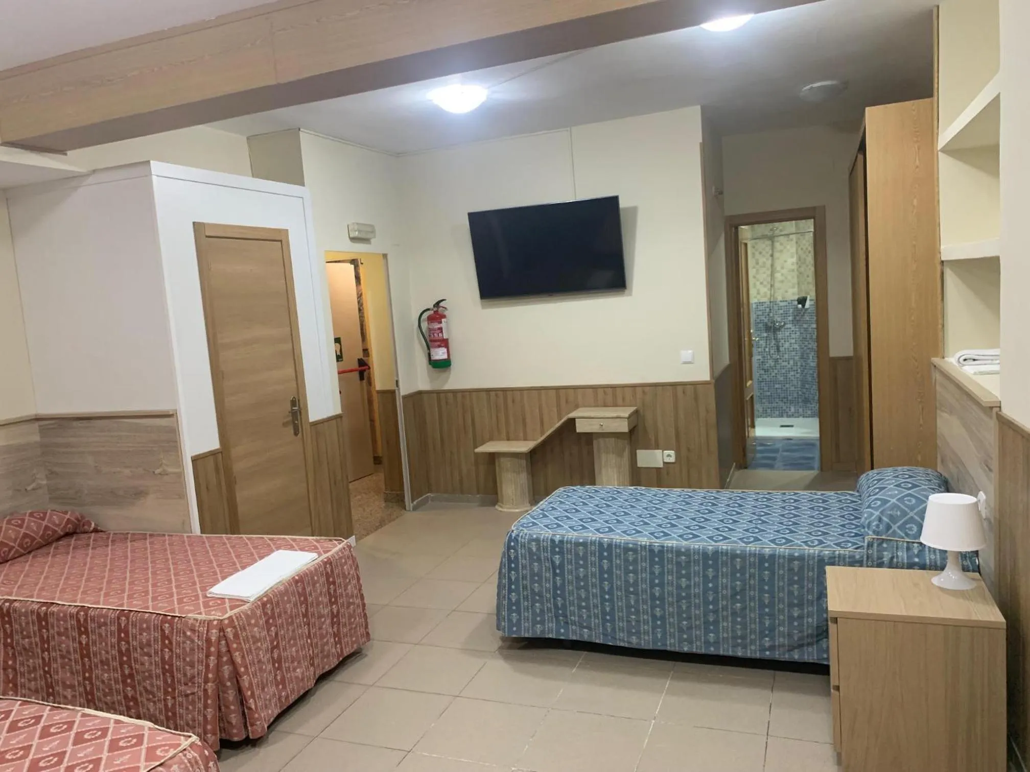 Communal lounge/ TV room, Bed in Hostal Juan XXIII