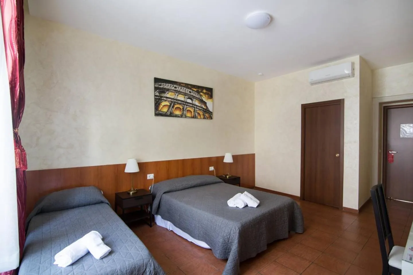 Photo of the whole room, Bed in Roma Enrico Guesthouse