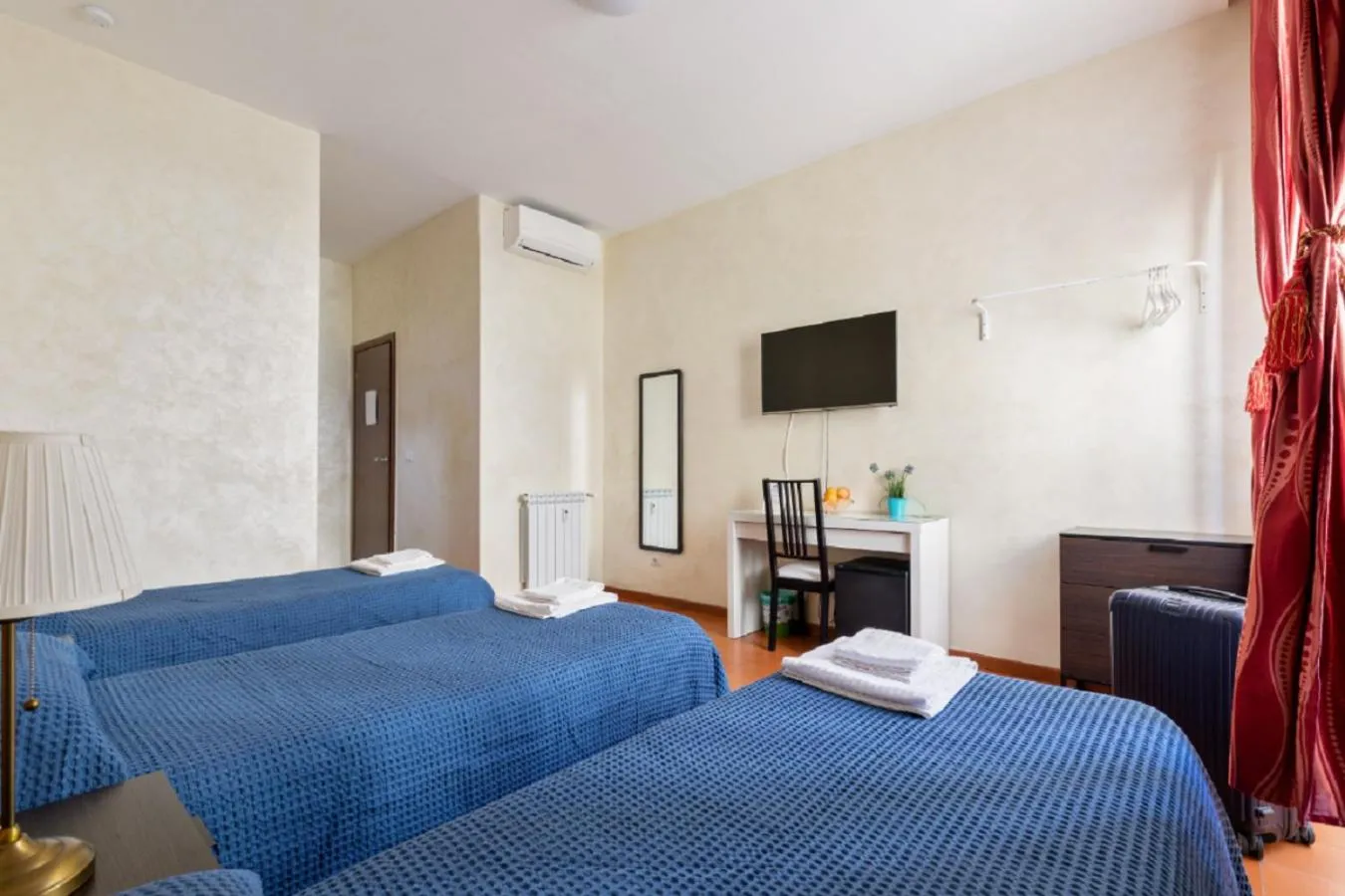 Photo of the whole room, Bed in Roma Enrico Guesthouse