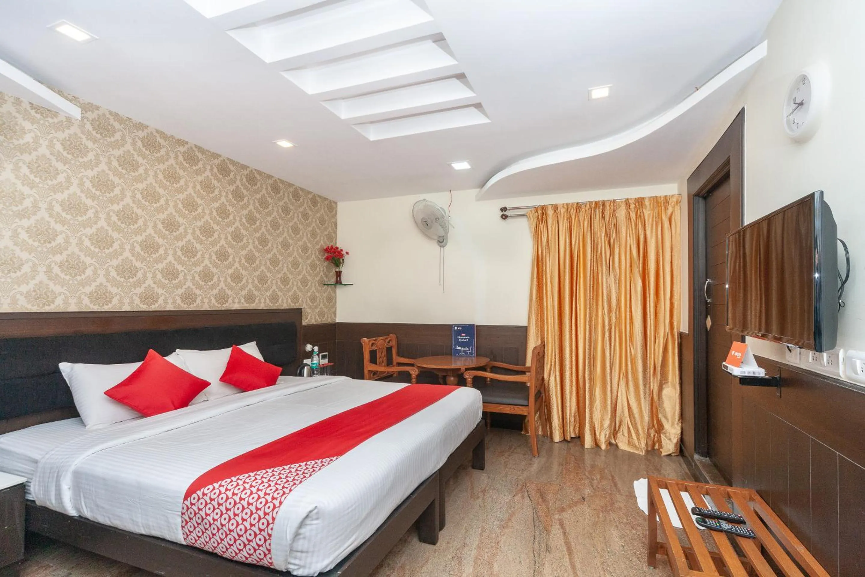 Bedroom, Bed in Hotel Sumi Palace