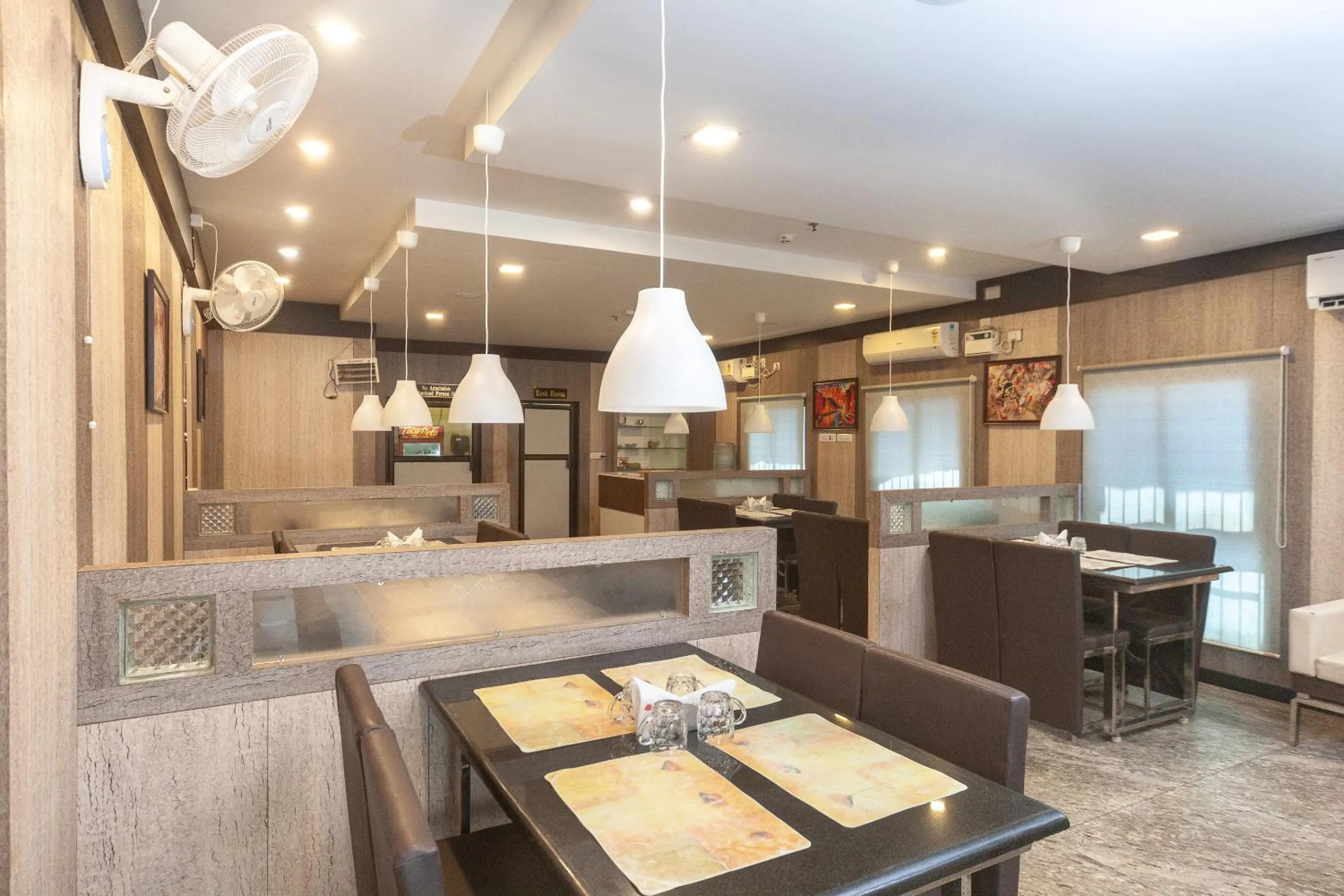 Restaurant/places to eat in Hotel Sumi Palace