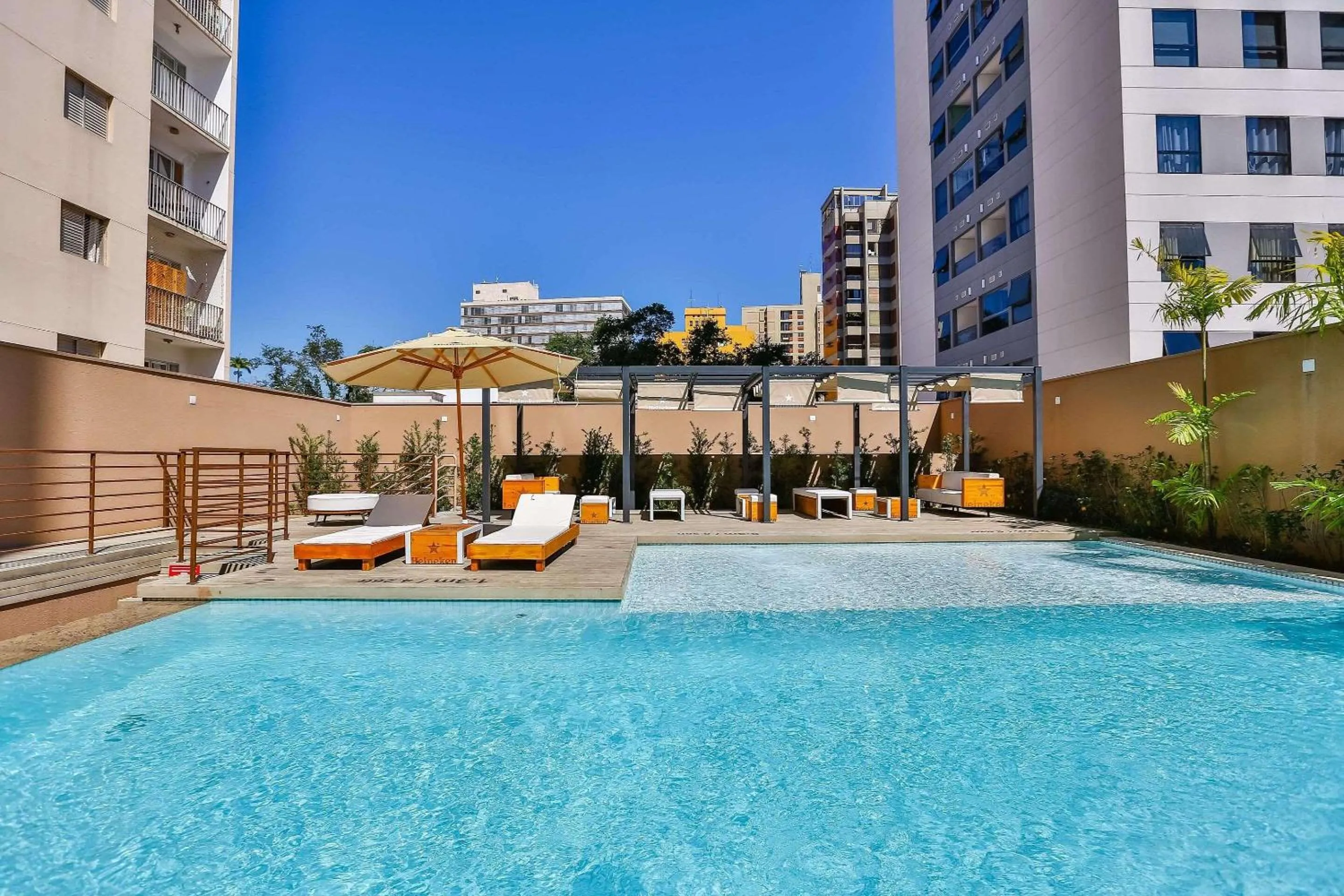 Swimming pool in Radisson RED Campinas