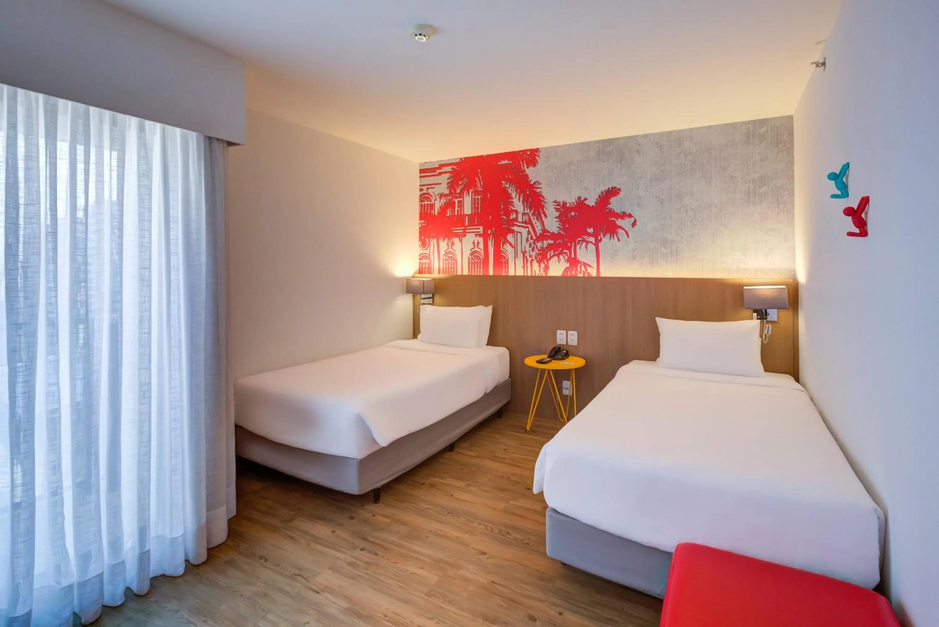 Photo of the whole room, Bed in Radisson RED Campinas