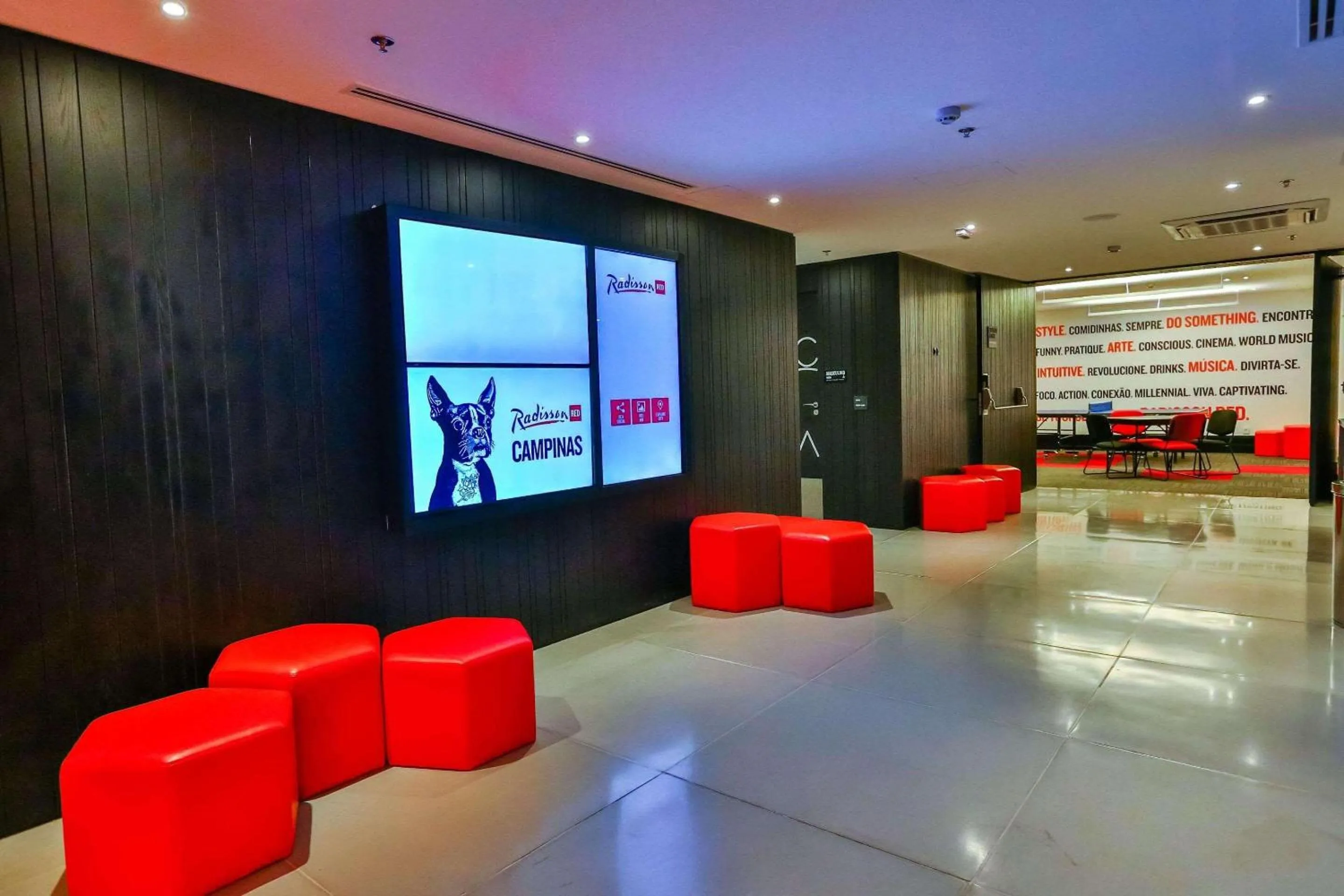 Lobby or reception in Radisson RED Campinas