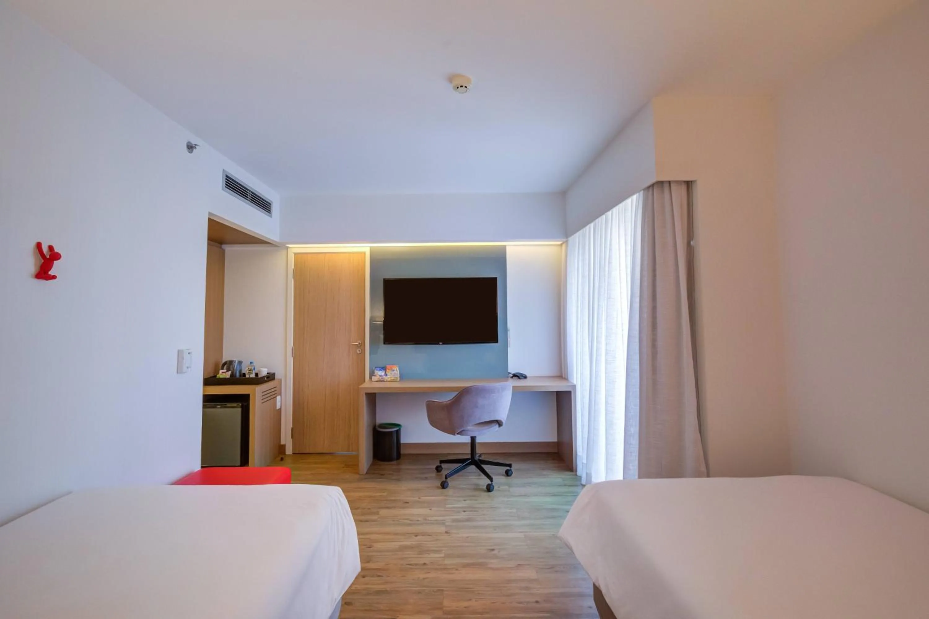 Photo of the whole room, Bed in Radisson RED Campinas