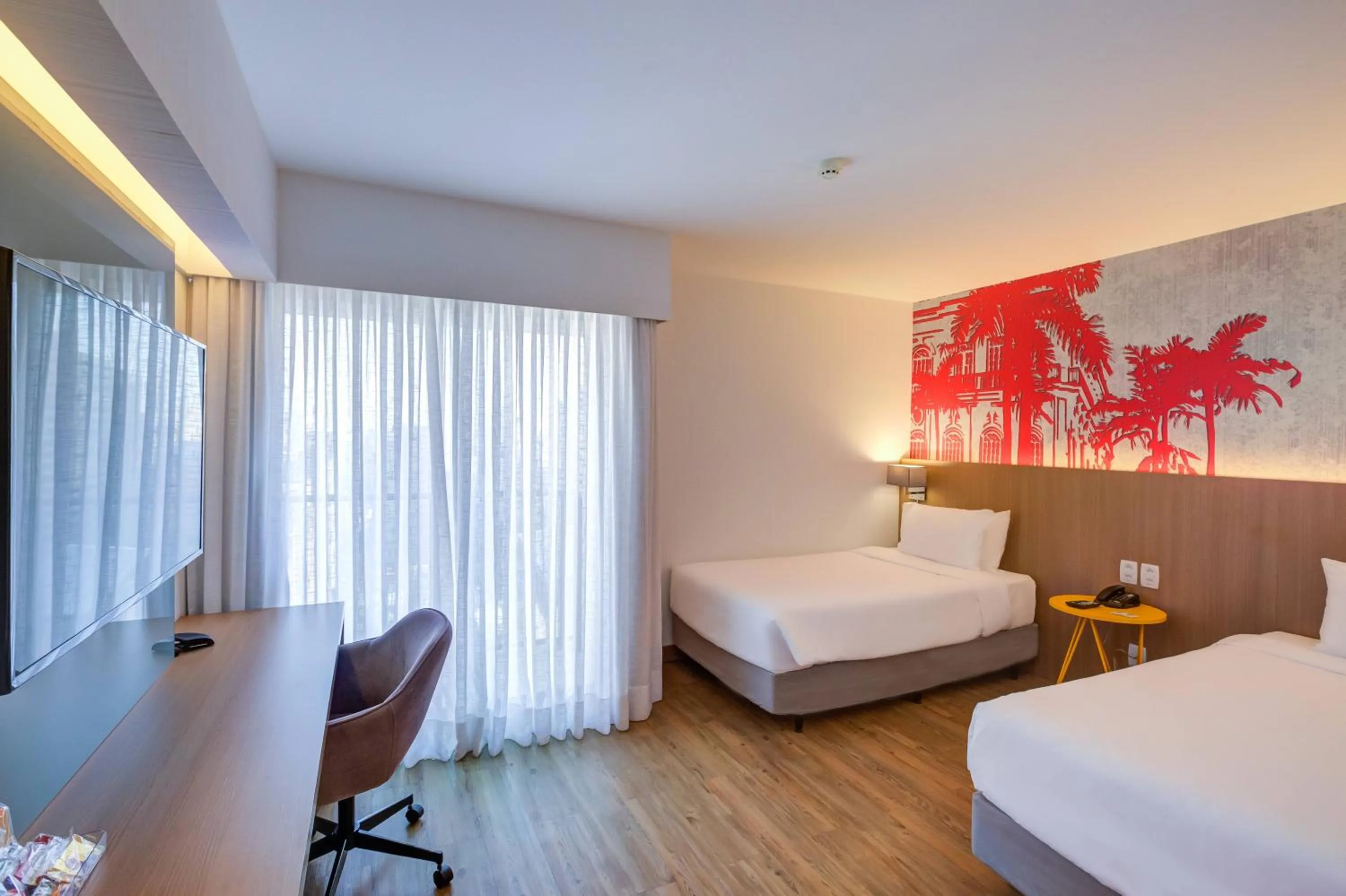 Photo of the whole room, Bed in Radisson RED Campinas