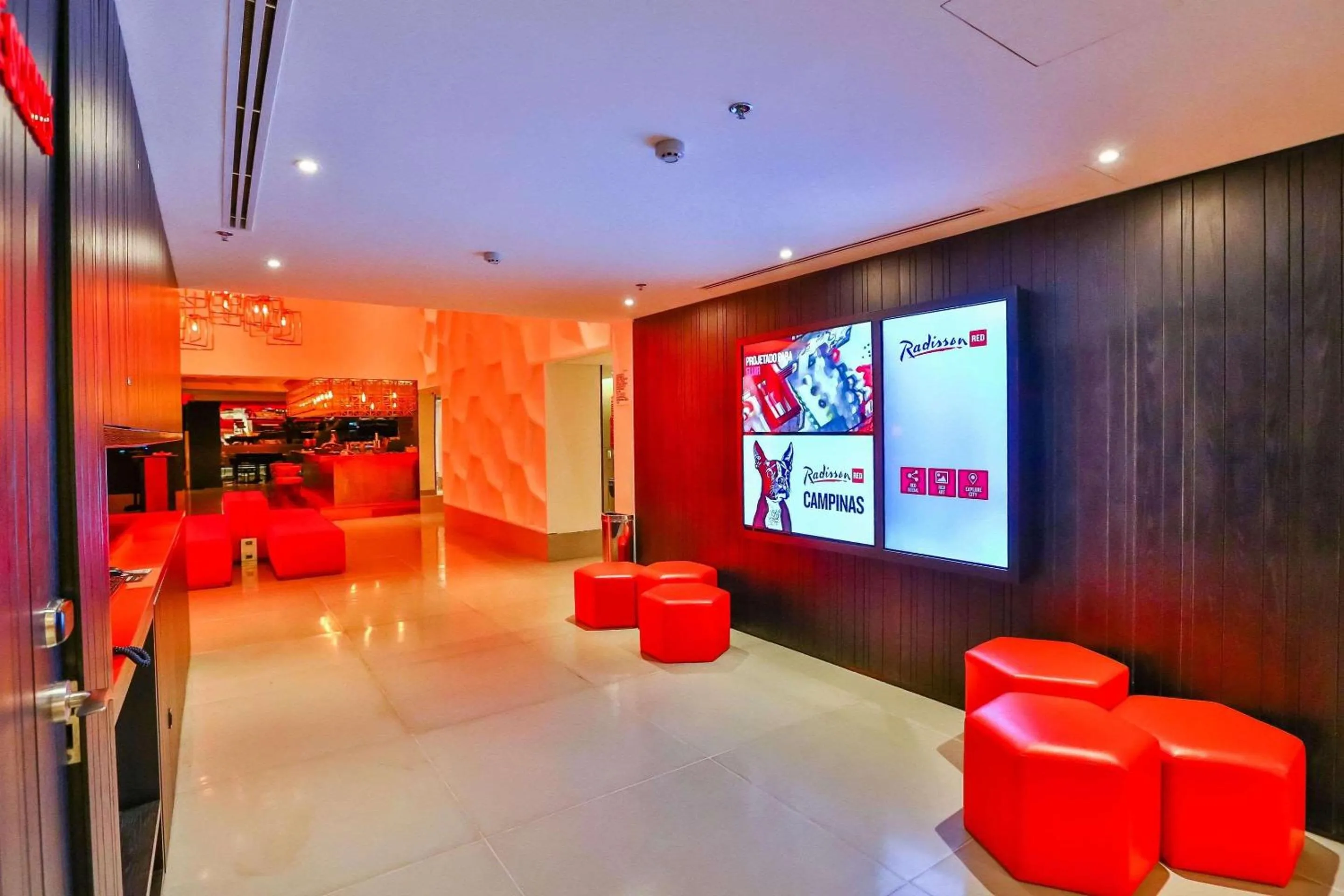 Lobby or reception in Radisson RED Campinas
