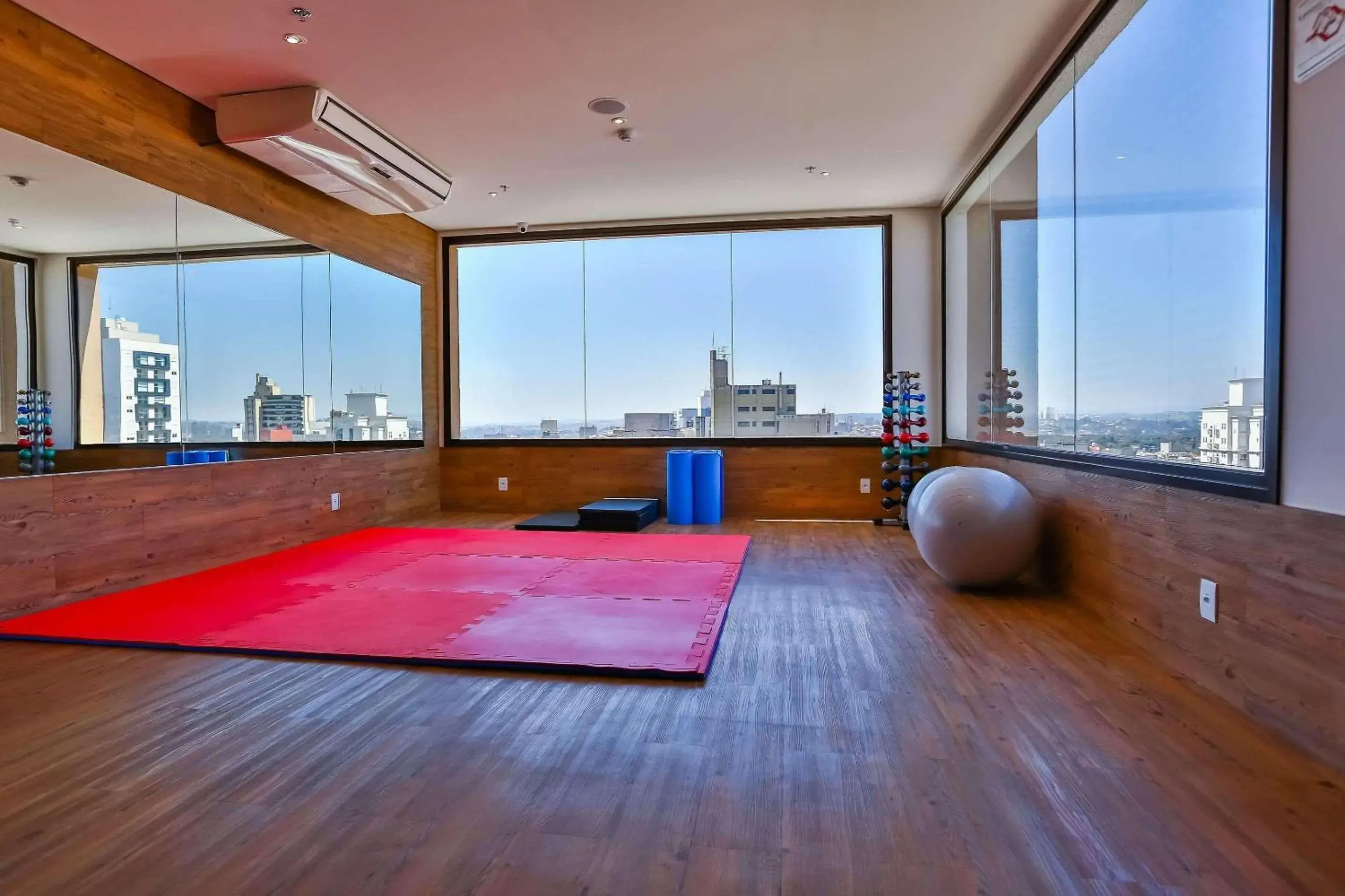 Fitness centre/facilities in Radisson RED Campinas Fitness centre/facilities in Radisson RED Campinas