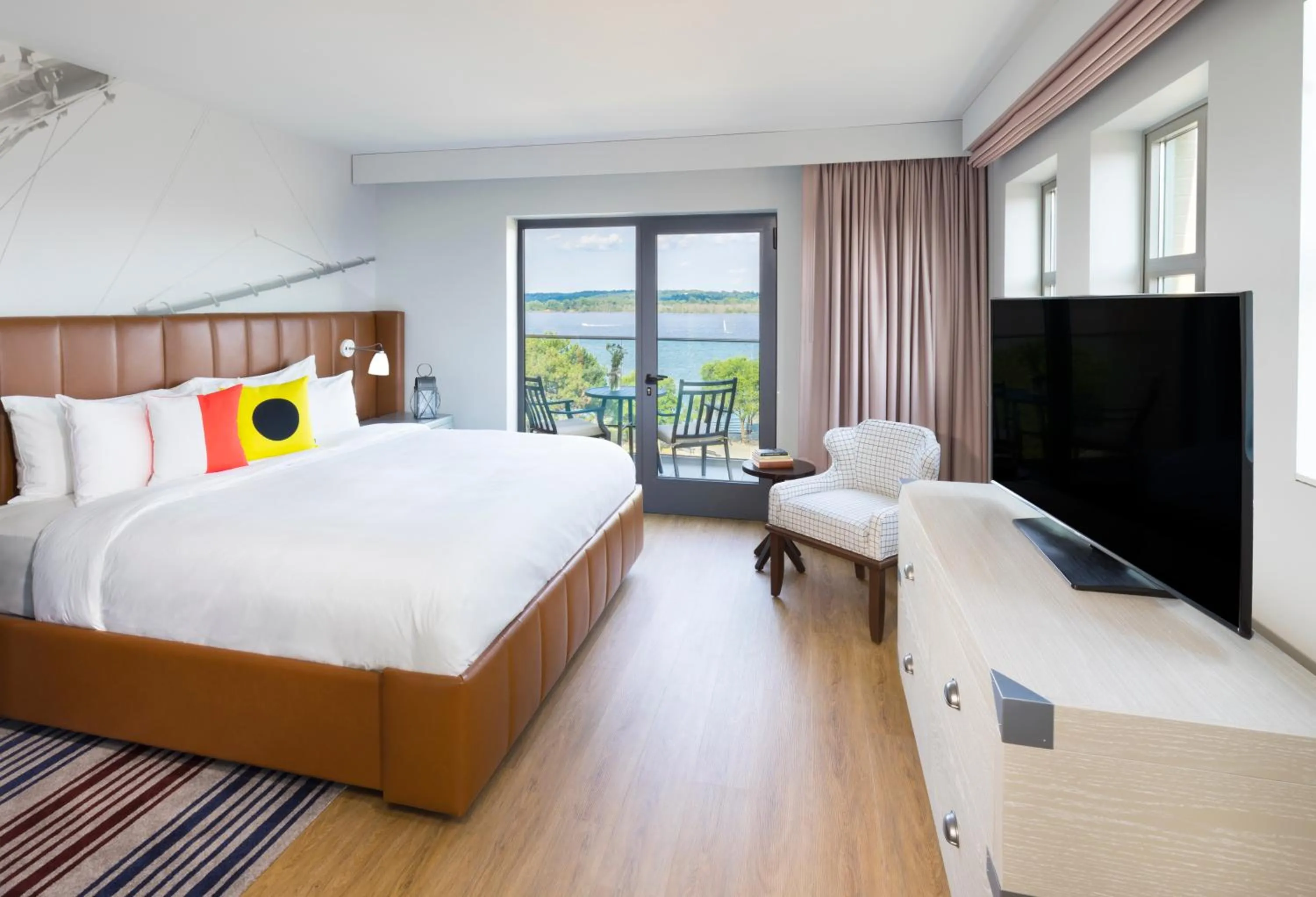 Photo of the whole room, Bed in Hotel Indigo Old Town Alexandria by IHG