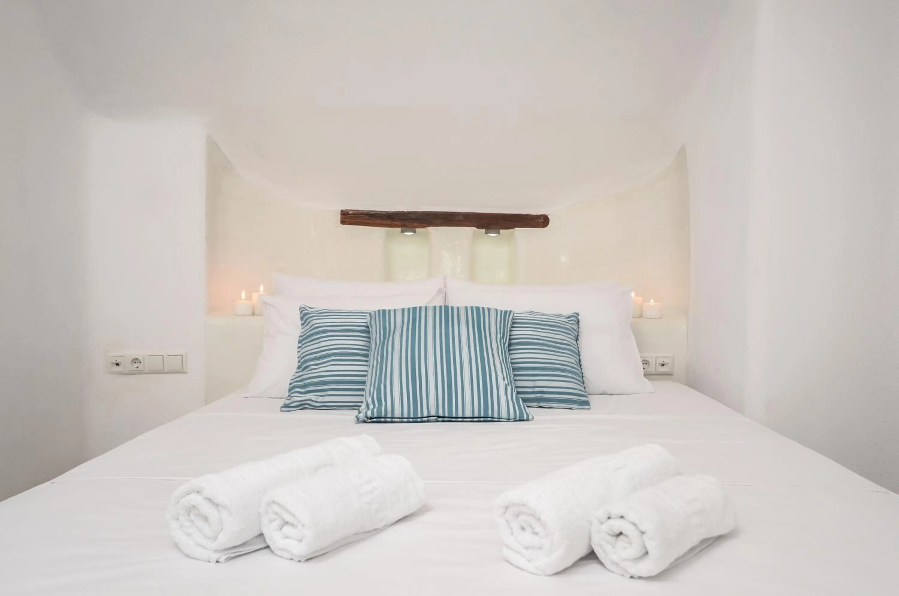 Photo of the whole room, Bed in Villa Kastraki