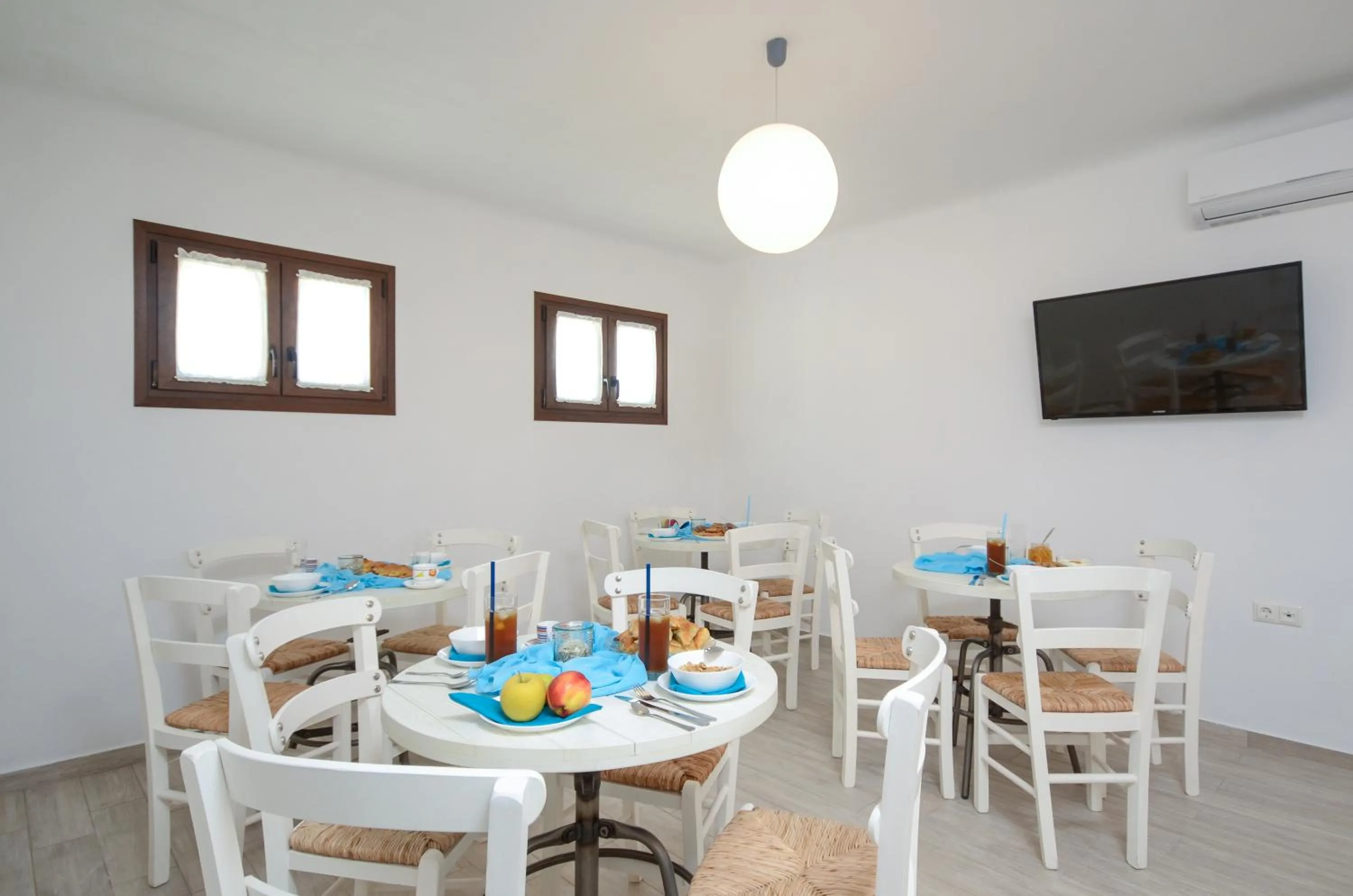 Communal lounge/ TV room in Villa Kastraki