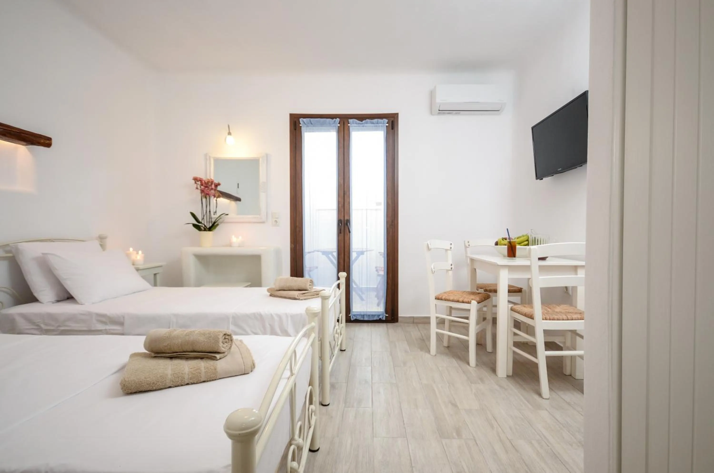 Photo of the whole room, Bed in Villa Kastraki