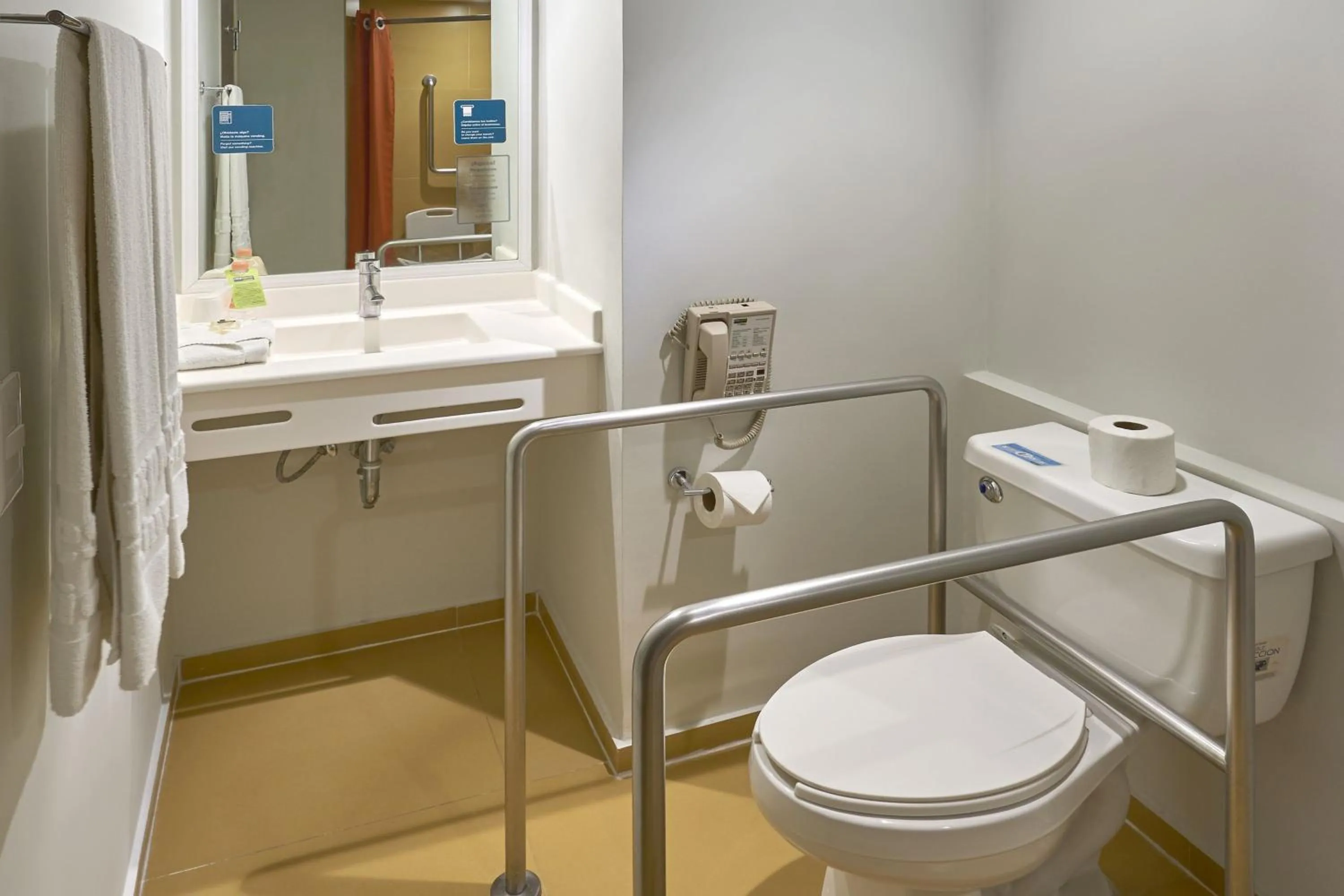 Bathroom in City Express Junior by Marriott Toluca Zona Industrial