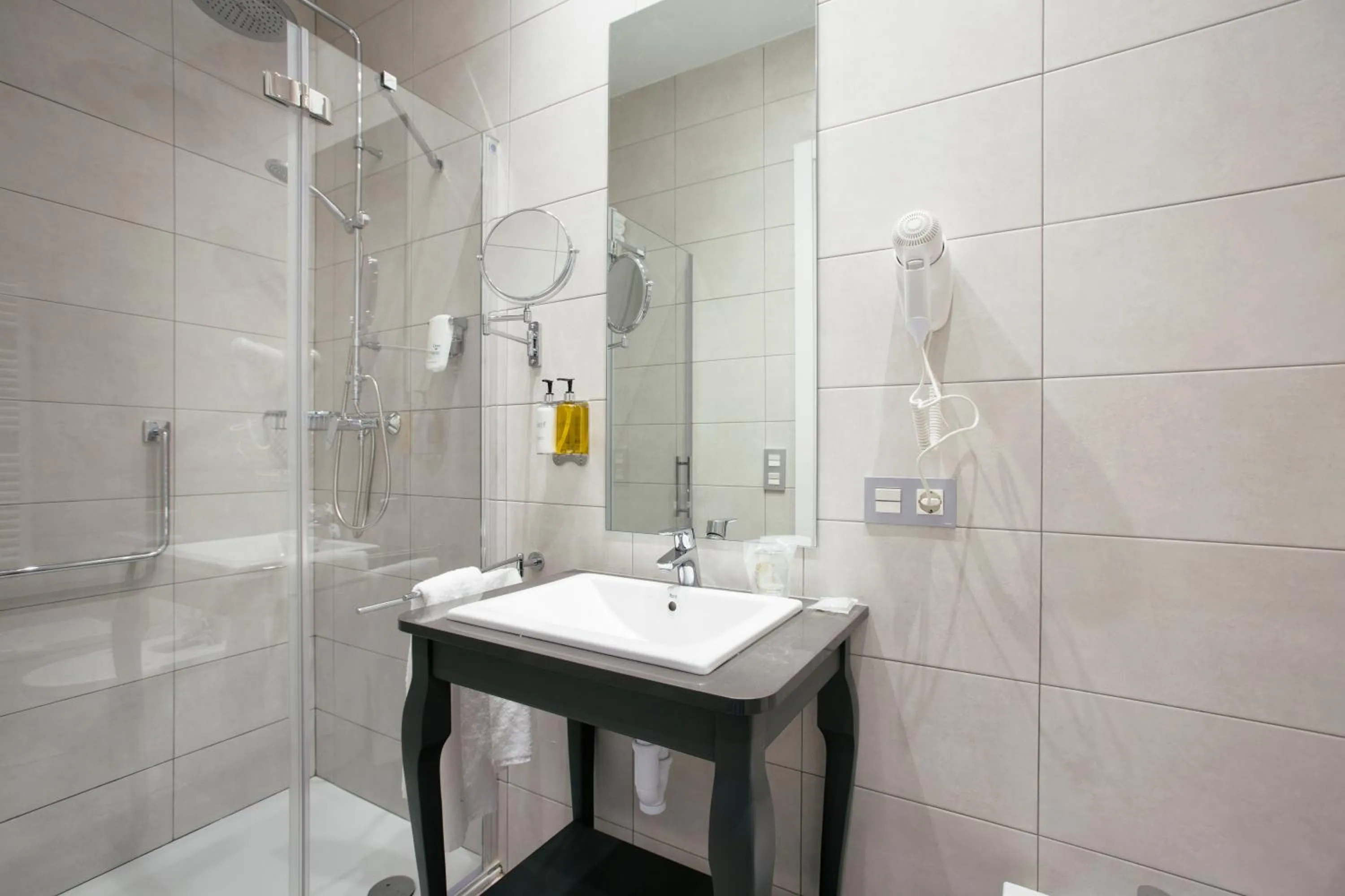 Bathroom in Legazpi Doce Rooms & Suites