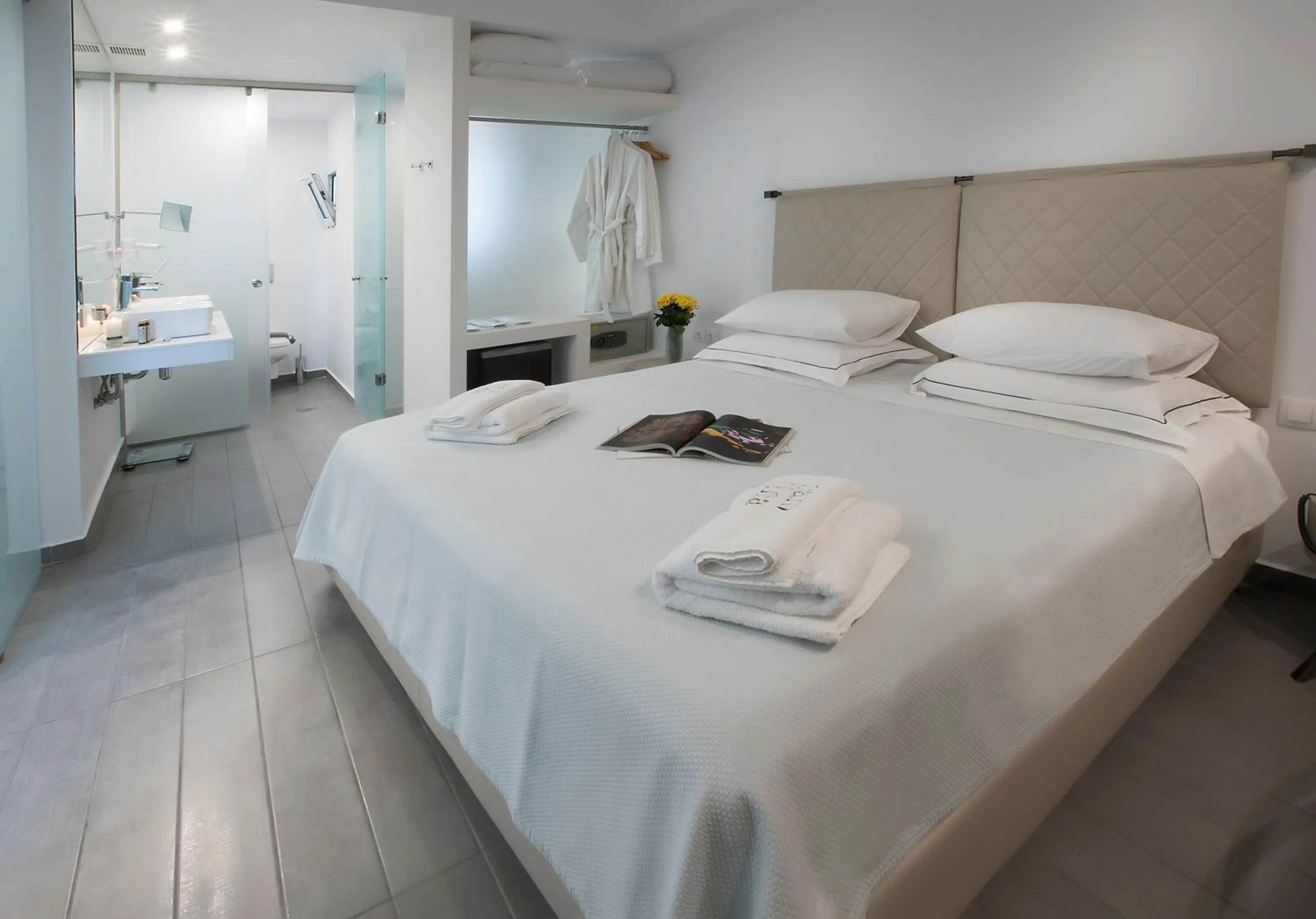 Bedroom, Bed in Carolina Hotel since 1934