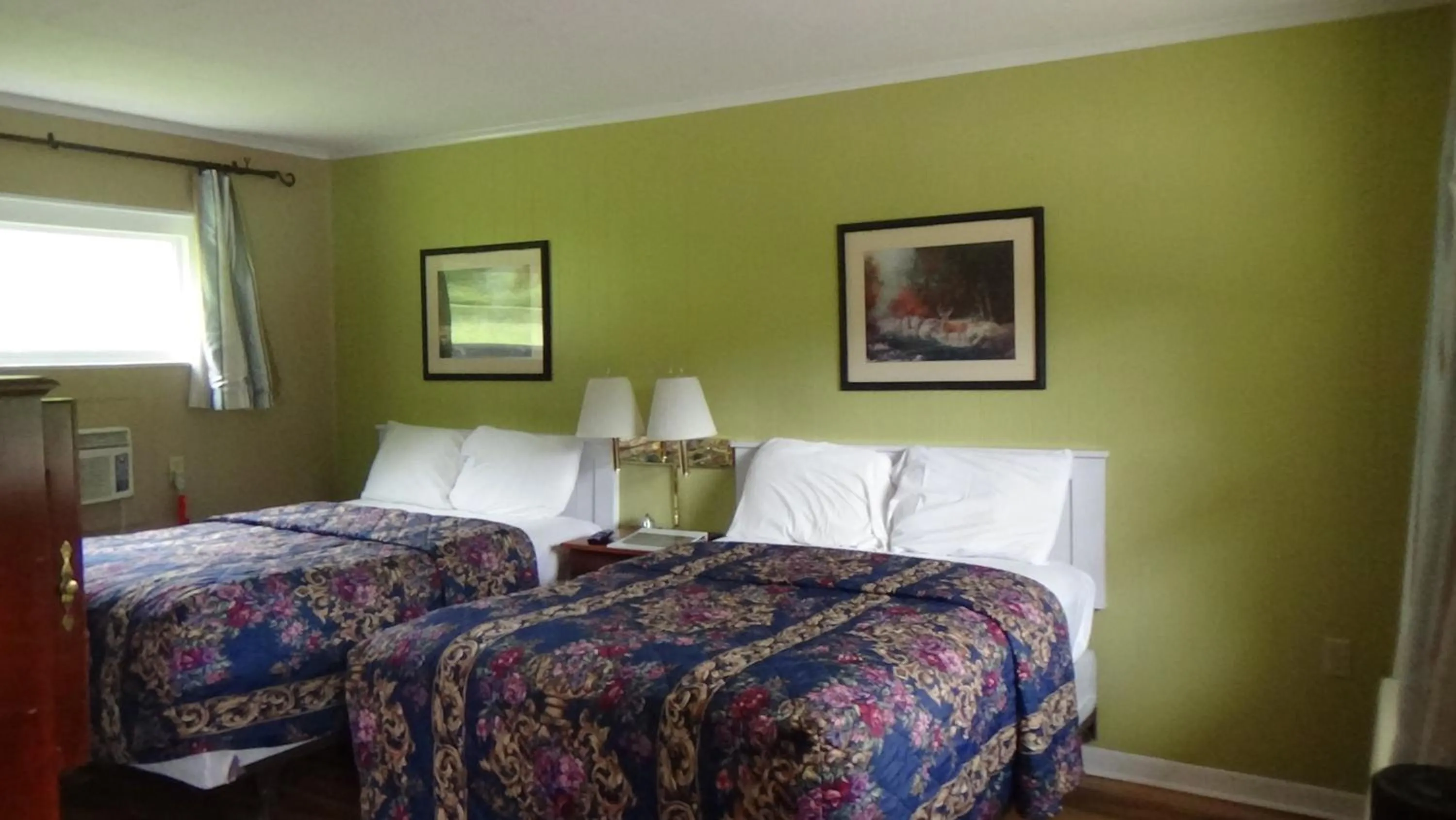 Bed in Roseloe Motel