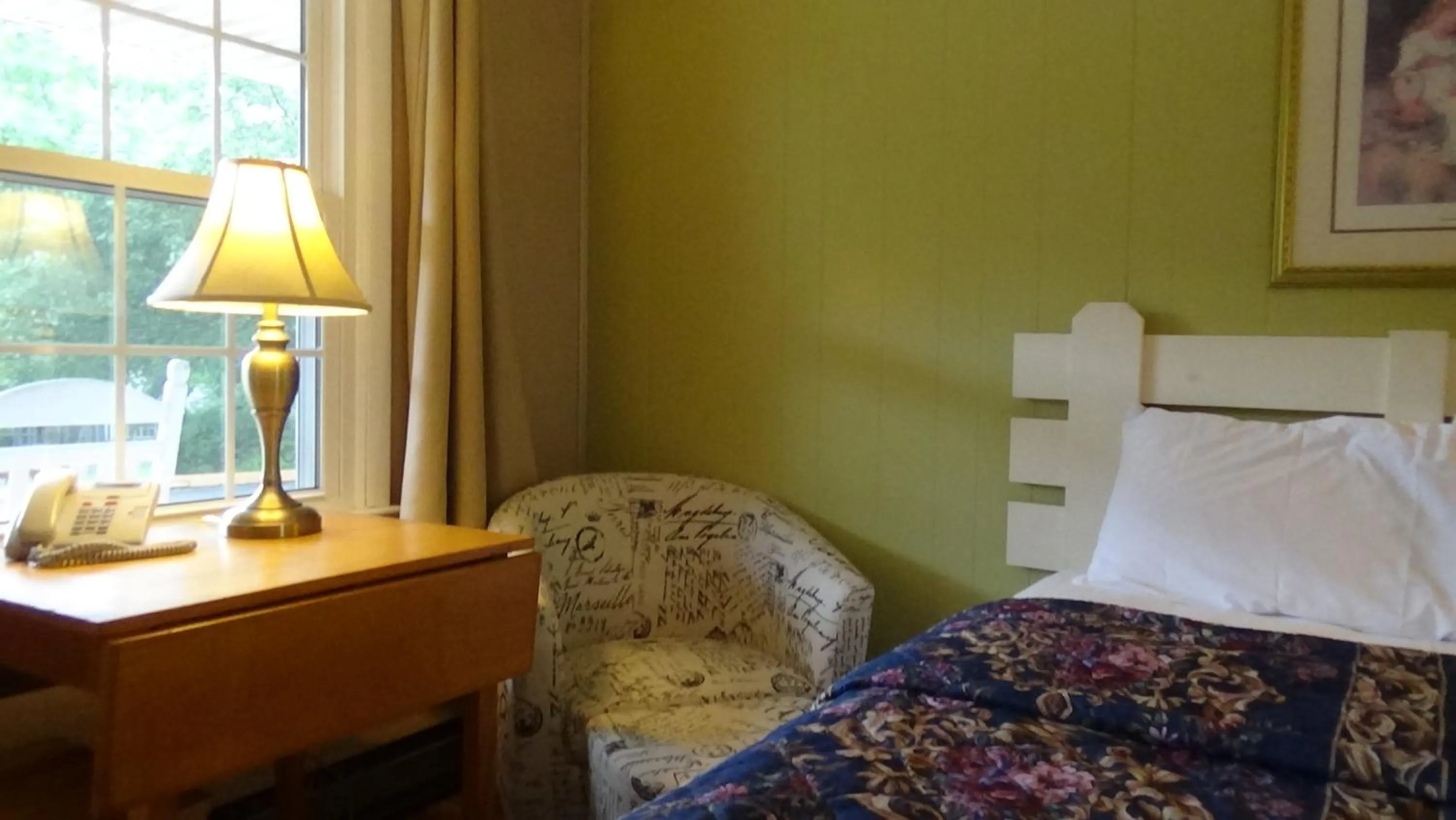 Bed in Roseloe Motel