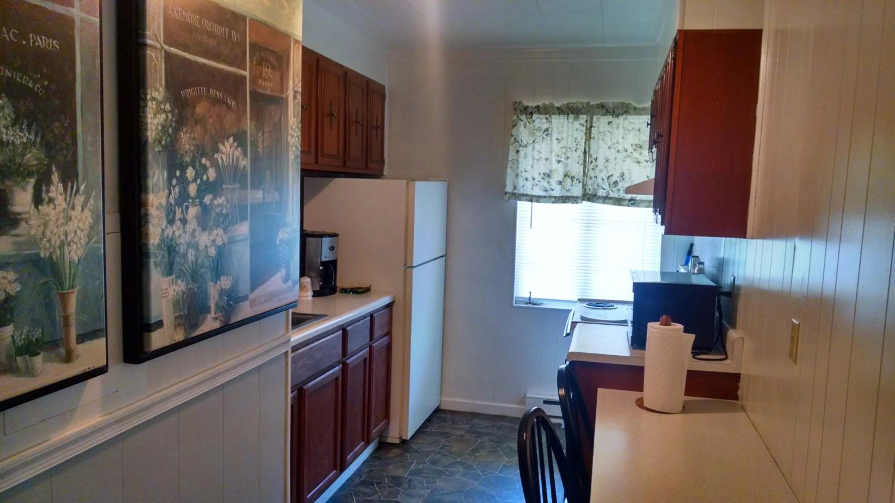 Kitchen or kitchenette in Roseloe Motel